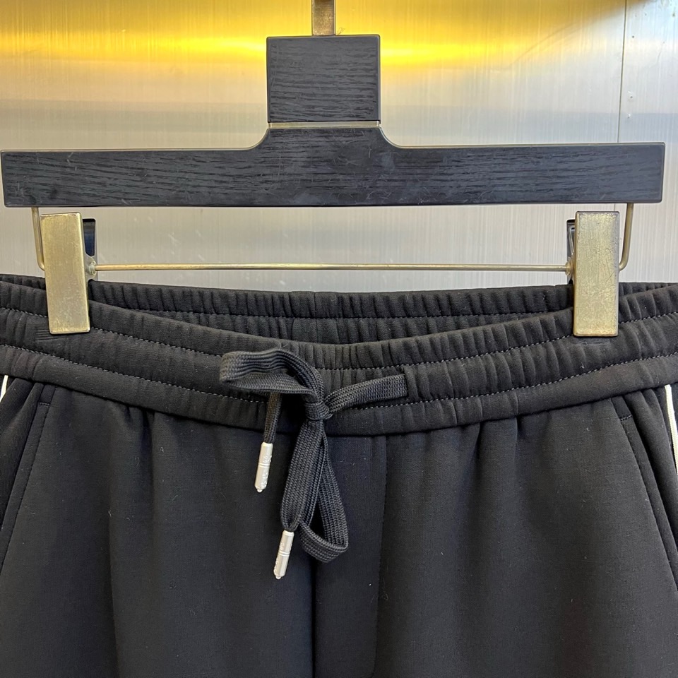 Prad普拉、2025秋冬新品运动长裤，以标志性设计语言诠释现代休闲美学。款式采用弹性抽绳腰头设计，两侧