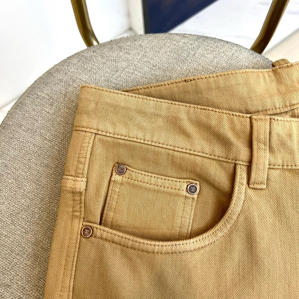 TF汤姆福特、2025秋冬新品加绒长裤，以经典卡其色诠释现代绅士衣橱的必备单品。宽松的直筒剪裁营造出松弛