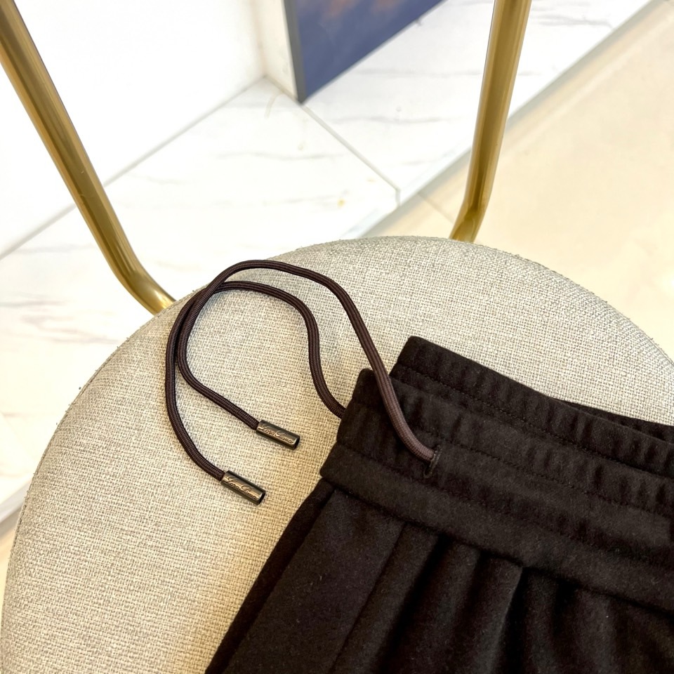 Loro Piana、2025秋冬新品男士休闲裤，以82%棉与18%天丝精心织就，触感柔滑如云，透气亲肤