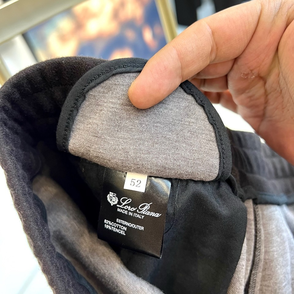Loro Piana、2025秋冬新品男士休闲裤，以82%棉与18%天丝精心织就，触感柔滑如云，透气亲肤
