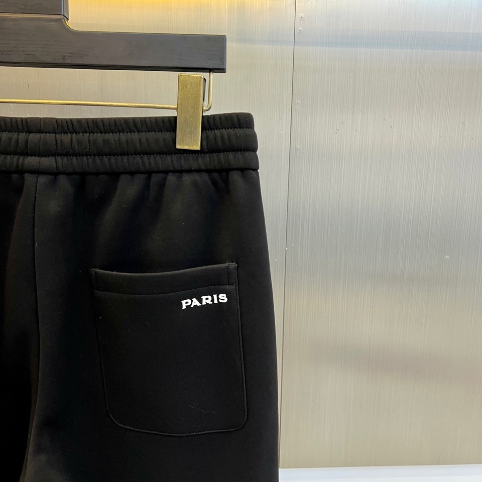 Prad普拉、2025秋冬新品运动长裤，以标志性设计语言诠释现代休闲美学。款式采用弹性抽绳腰头设计，两侧