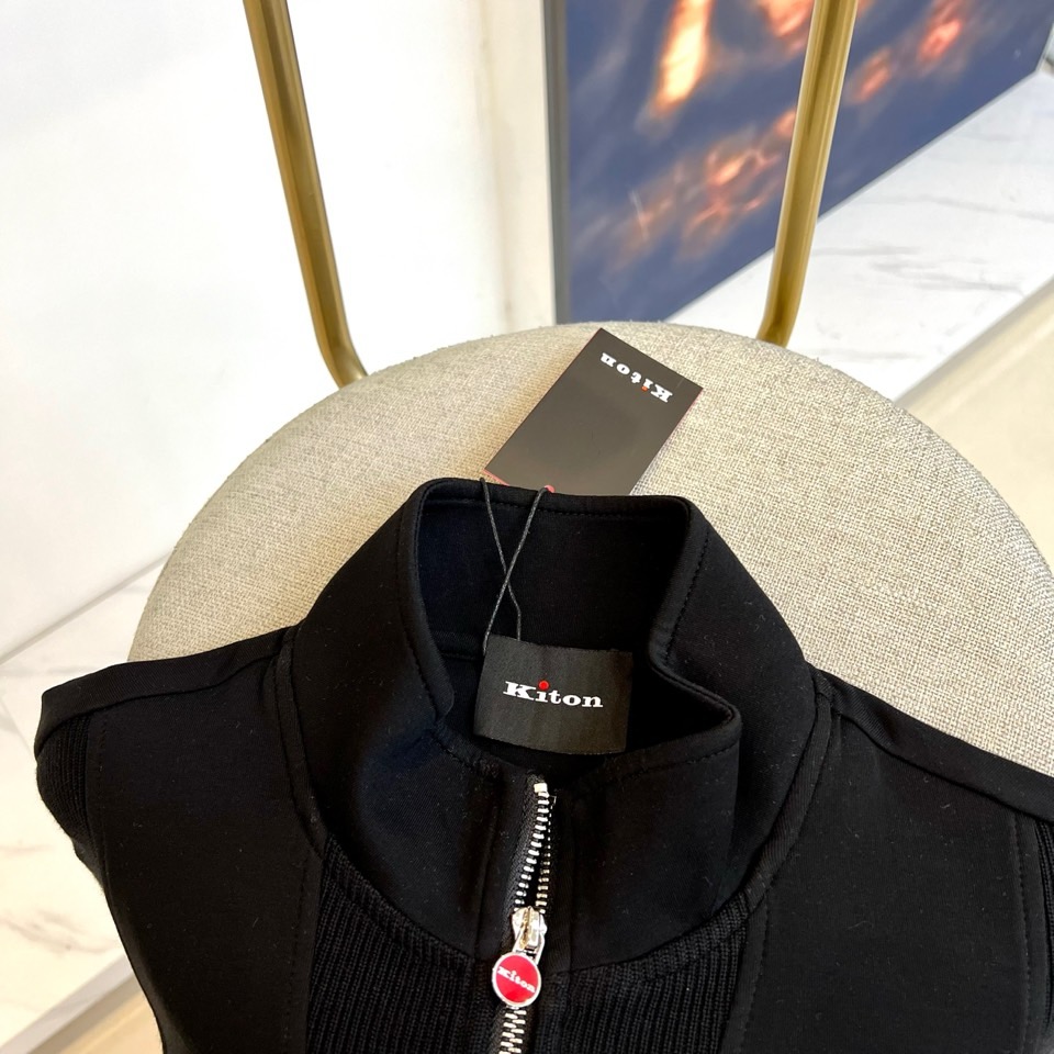 Kiton-2025秋冬新品半高领上衣，以创新拼接设计诠释意式优雅美学。采用半高领设计搭配金属拉链开合，