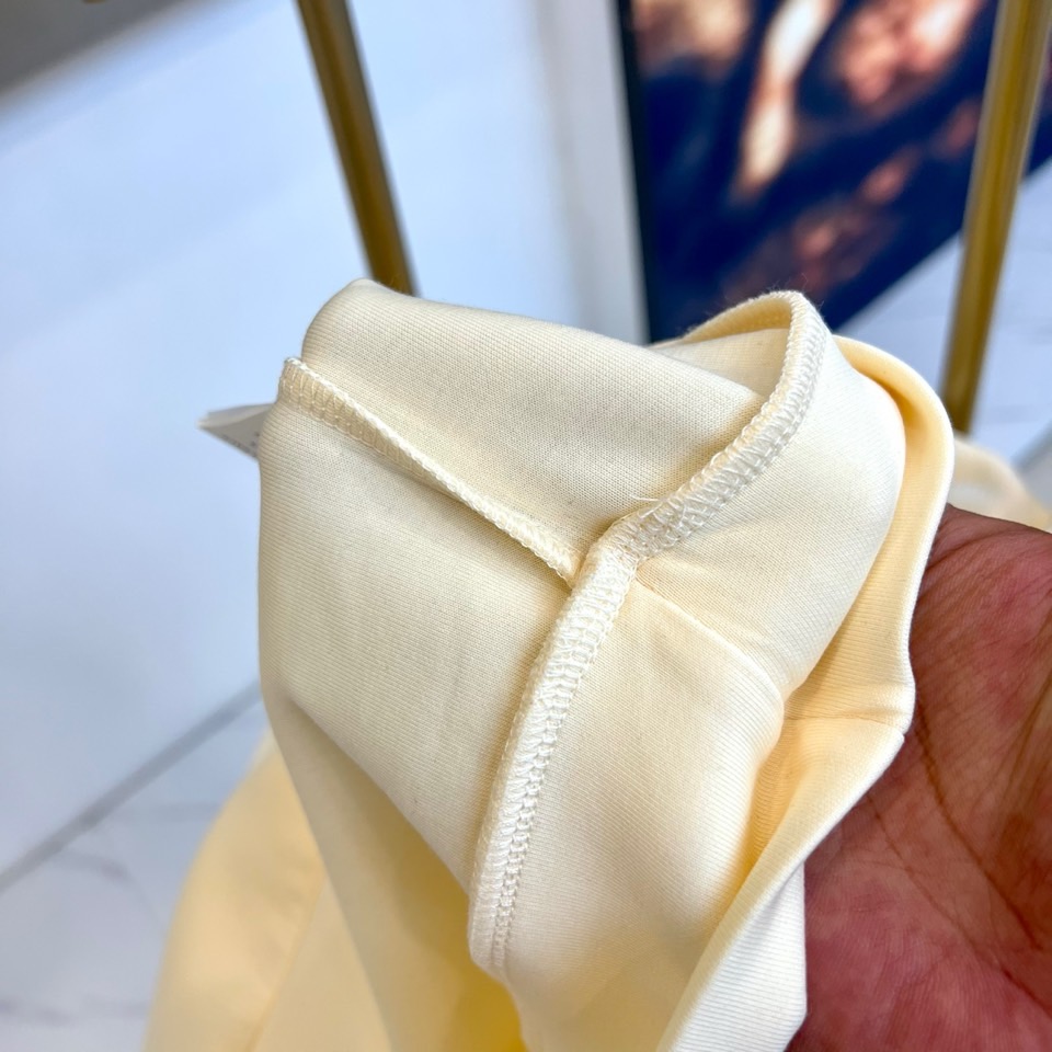 Kiton-2025秋冬新品半高领上衣，以创新拼接设计诠释意式优雅美学。采用半高领设计搭配金属拉链开合，