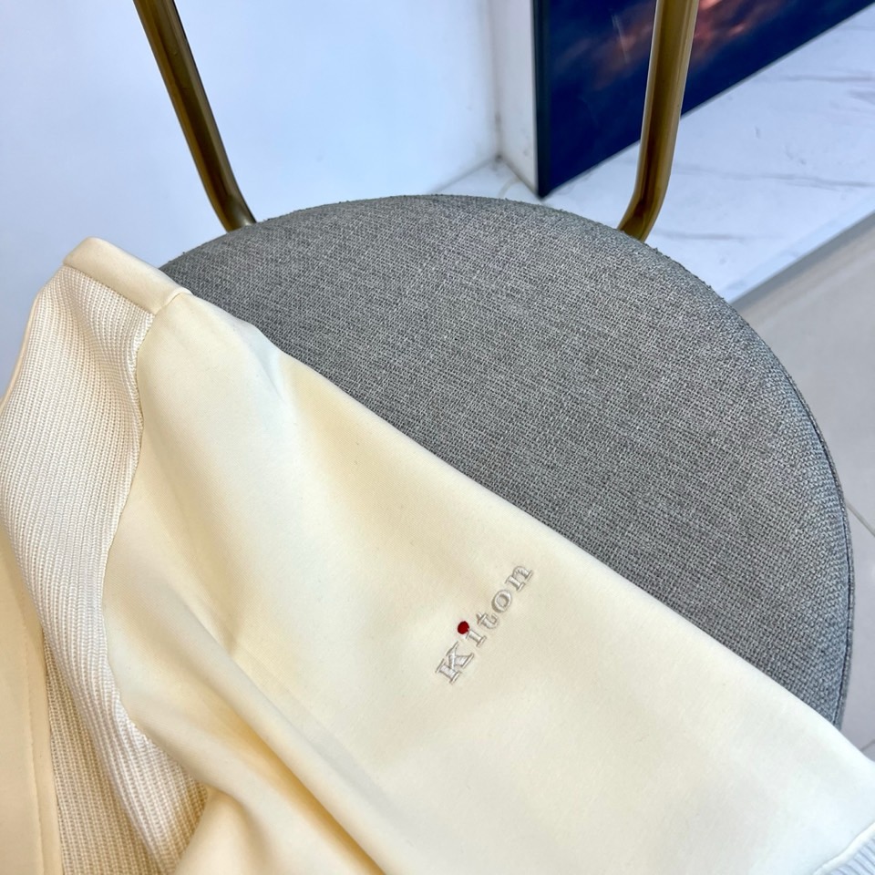 Kiton-2025秋冬新品半高领上衣，以创新拼接设计诠释意式优雅美学。采用半高领设计搭配金属拉链开合，