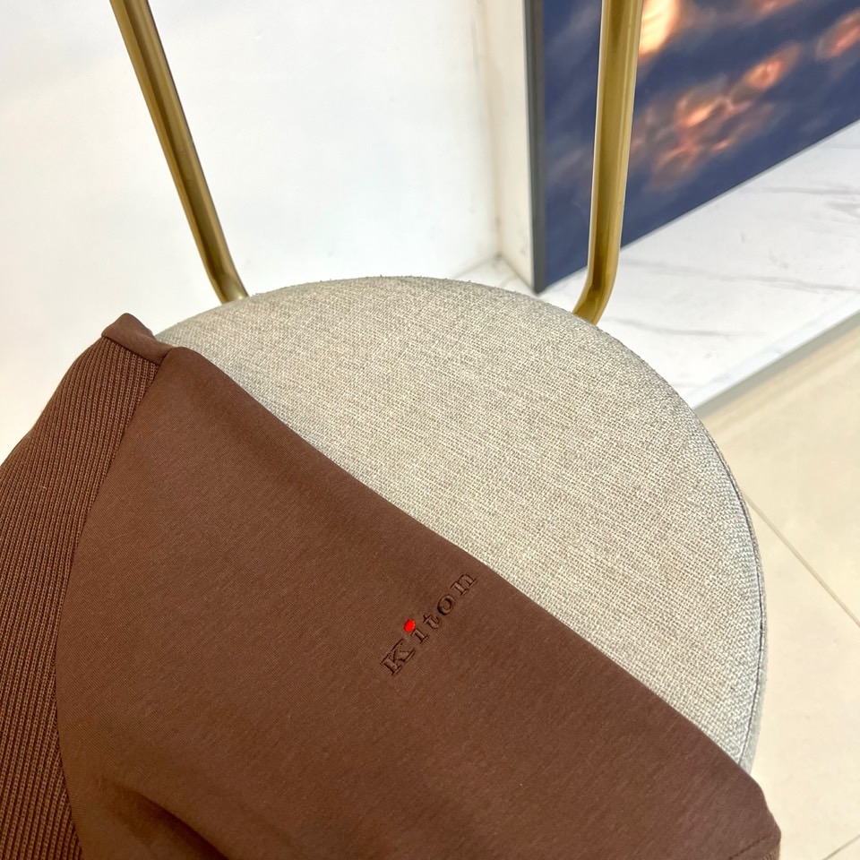 Kiton-2025秋冬新品半高领上衣，以创新拼接设计诠释意式优雅美学。采用半高领设计搭配金属拉链开合，