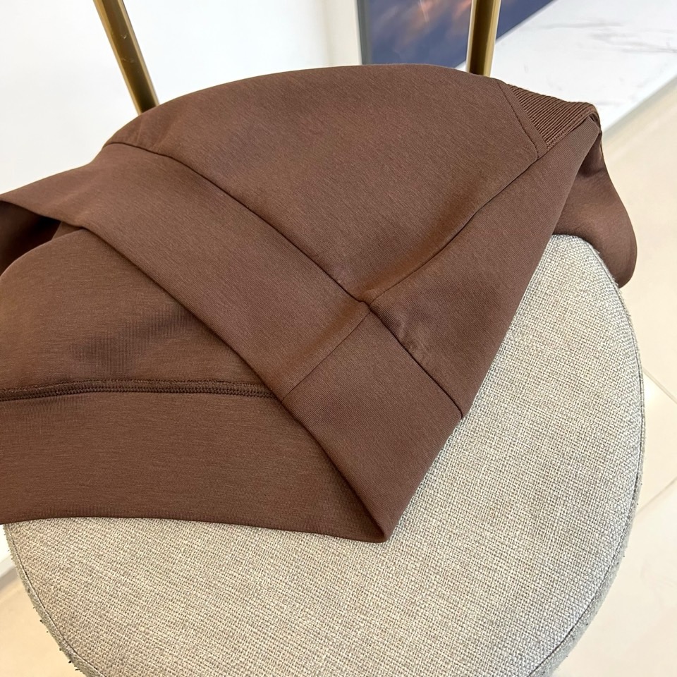 Kiton-2025秋冬新品半高领上衣，以创新拼接设计诠释意式优雅美学。采用半高领设计搭配金属拉链开合，