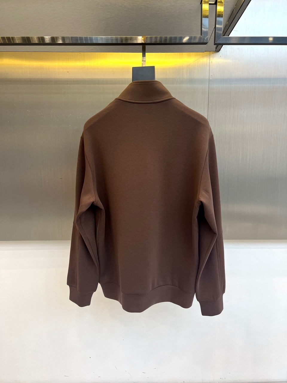 Kiton-2025秋冬新品半高领上衣，以创新拼接设计诠释意式优雅美学。采用半高领设计搭配金属拉链开合，