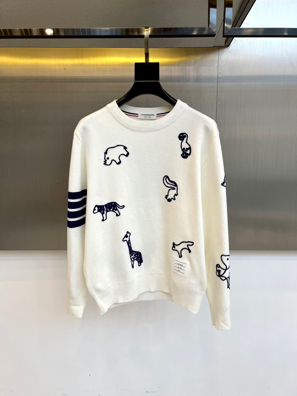 NO:621896,TB Tom Brown, autumn and winter warm velvet series, childlike knitted sweaters  Turn on the healing style of winter wear. It uses exclusive skin-warming velvet technology to create a soft touch, and the cotton blended fabric is close-fitting and warm without scratching the skin. The three-dimensional embroidered bear and puppy patterns on the front are vivid and playful, and the classic red and white stripes on the cuffs add vitality details. The dropped shoulder tailoring is matched with a loose fit, and the side slits at the hem are designed for easy movement. Pair with blue straight jeans and  Wear Martin boots for a sweet and cool street style, or pair them with a gray pleated skirt and short boots for a college look. Wear them with a down vest to easily cope with temperature differences. Wear them next to your skin for peace of mind. From weekend outings to bestie gatherings, let cute patterns and warm textures light up your winter time. 48-56 (model is 173, 143 pounds, upper body size 50),,thom  browne,boots,skirts,jeans,down jacket,alexander wang19860909TB汤姆布朗、 秋冬暖肤绒系列,童趣针织衫 开启治愈系冬日穿搭.采用独家暖肤绒技术打造柔软触感,棉绒混纺面料贴身保暖不扎肤.正面立体刺绣小熊与小狗图案生动俏皮,袖口经典红白条纹注入活力细节.落肩剪裁搭配宽松版型,下摆侧开衩设计方便活动.搭配蓝色直筒牛仔裤与马丁靴演绎街头甜酷风,或配灰色百褶裙与短靴打造学院感,外搭羽绒马甲轻松应对温差.贴肤穿着安心无忧.从周末出游到闺蜜聚会,让萌趣图案与温暖质感点亮你的冬日时光.48-56（模特173,143斤上身50码）,,thom browne,boots,skirts,jeans,down jacket,alexander wang,Men's clothing