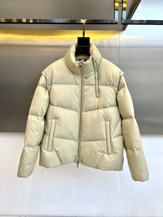NO:626386,, Fendi's new autumn and winter products are launched, redefining the way of dressing in winter with innovative design. Its most prominent feature is the ingenuity of detachable sleeves. Through the precise zipper connection design, it is easy to achieve seamless conversion between a long down jacket and a fashionable down vest, truly making it possible to wear two clothes in one, meeting different temperature scenes and dressing needs.  When used as a down jacket, the stand-up collar design and smooth zipper opening outline a neat silhouette, and the practical pockets on both sides take into account both function and aesthetics. After transforming into a vest, it presents a simple sleeveless version, with the stand-up collar and diagonal pocket design retained, showing a completely different lightweight style. The high-quality combination of 90% high-quality goose down and 10% feathers ensures that whether it is a complete down jacket or a vest, it can provide excellent thermal performance while maintaining a light and fluffy wearing feel.  The style of this item is very inclusive, and its off-white warm texture can perfectly suit a variety of styles from business casual to urban outdoor. In the form of a complete down jacket, it is a warm and stylish winter jacket; after removing the sleeves, it becomes a layering tool suitable for indoor or cool weather, which greatly improves the practicality and fun of wearing the clothes. The fabric is made of high-quality materials, the surface shows a delicate luster, and the regular quilting lines highlight the exquisite craftsmanship.  Through this innovative convertible design, Mengkou demonstrates the brand's exploratory spirit in the field of practical luxury. Sizes 1-5 (model 173,143 pounds upper body size 2), fendi, Moncler, jackets & coats, down jacket, alexander wang19860909、芬迪秋冬新品推出,以创新设计重新定义冬日着装方式.其最突出的特点是袖子可拆卸的巧思,通过精准的拉链连接设计,轻松实现长款羽绒服与时尚羽绒马甲之间的无缝转换,真正做到一衣两穿,满足不同温度场景与穿搭需求. 作为羽绒服时,立领设计与流畅的拉链开合勾勒出利落轮廓,两侧实用口袋兼顾功能与美学.转变为马甲后,则呈现出简约的无袖版型,立领与斜插口袋设计得以保留,展现出截然不同的轻便风格.填充90高品质鹅绒与10羽毛的优质组合,确保无论是完整羽绒服形态还是马甲形态,都能提供卓越的保暖性能,同时保持轻盈蓬松的穿着感受. 这款单品的风格极具包容性,米白色的温润质感能够完美适配从商务休闲到都市户外等多种风格.在完整羽绒服形态下,它是一件保暖有型的冬日外套；拆卸袖子后,则成为适合室内或微凉天气的叠穿利器,大大提升了衣物的实用性与穿搭趣味性.面料选用高品质材质,表面呈现细腻光泽,规整的绗缝线条凸显精湛工艺. 蒙口通过这款创新的可转换设计,展现了品牌在实用奢华领域的探索精神.1-5码（模特173,143斤上身2码）,,fendi,Moncler,jackets & coats,down jacket,alexander wang,Men's clothing