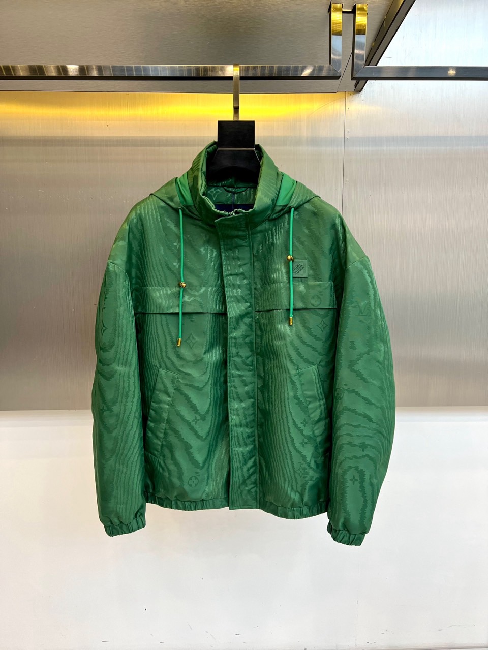 NO:626387,1v Vuitton's new green hooded down jacket for autumn and winter interprets modern outdoor aesthetics with fresh tones. The hooded design is equipped with an adjustable drawstring, and the ends of the rope are embellished with gold metal accessories to enhance the sense of sophistication. The surface of the jacket presents a delicate dark texture, and the brand logo on the left chest low-key highlights the identity. The front is equipped with symmetrical zipper pockets, taking into account practical functions and visual balance.  The fabric and lining are made of nylon, filled with 90% white duck down to ensure light and warm performance. The iconic LV logo is on a dark blue background with gold letters, which together with the washed label verify the brand quality. The jacket perfectly combines sports functions with luxurious texture, and the bright green injects vitality into autumn and winter wear.  This item can be paired with casual pants to create an urban sports style, or it can be combined with jeans for a fun mix and match. Louis Vuitton has redefined outdoor fashion through exquisite craftsmanship, which not only meets the needs of windproof and warm keeping, but also does not lose the brand's unique luxury genes, becoming a highlight item in the autumn and winter wardrobe that is both practical and recognizable. 48-56 (model 173,143 pounds, upper body size 50),, louis vuitton, louis vuitton, jeans, jackets &  coats,down jacket,hats,alexander wang198609091v威登、秋冬新品绿色连帽羽绒服夹克,以清新色调演绎现代户外美学.连帽设计搭配可调节抽绳,绳端点缀金色金属饰件提升精致感.夹克表面呈现细腻暗纹肌理,左侧胸前的品牌标识低调彰显身份.正面配备对称拉链口袋,兼顾实用功能与视觉平衡. 面料与里料均采用锦纶材质,填充90白鸭绒确保轻盈保暖性能.标志性的LV标识牌以深蓝色底搭配金色字母,与水洗标共同验证品牌品质.夹克将运动机能与奢华质感完美结合,鲜亮绿色为秋冬穿搭注入活力. 这款单品既能搭配休闲裤打造都市运动风,亦可与牛仔裤碰撞出混搭趣味.路易威登通过精湛工艺重新定义户外时尚,既满足防风保暖需求,又不失品牌独有的奢华基因,成为秋冬衣橱中兼具实穿性与辨识度的亮点单品.48-56（模特173,143斤上身50码）,,louis vuitton,louis vuitton,jeans,jackets & coats,down jacket,hats,alexander wang,Men's clothing