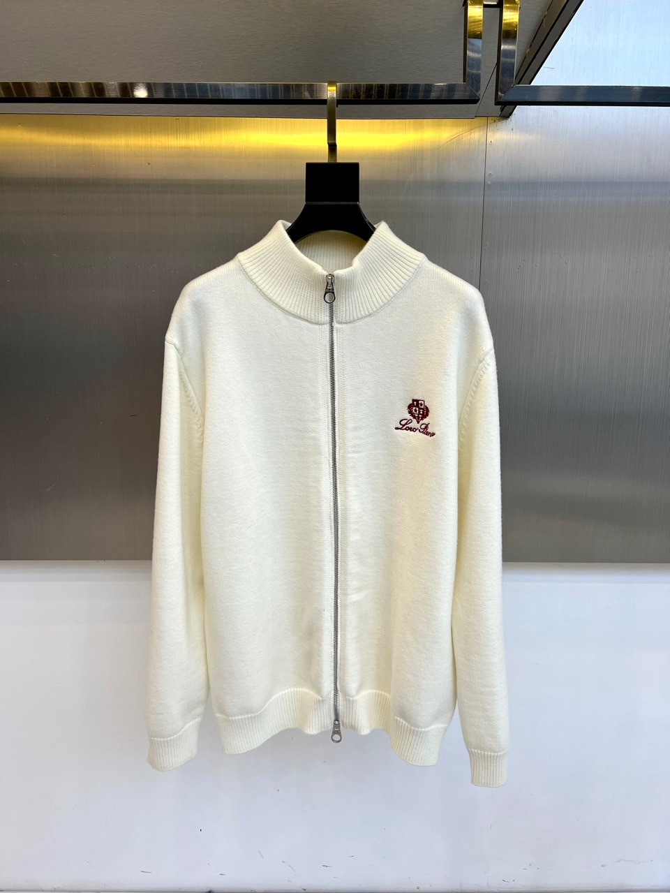 NO:648432,Loro Piana's new autumn and winter stand-up zipper knitted cardigan interprets Italian simplicity and luxury with pure tones. The style adopts a loose and casual silhouette, with a smooth metal zipper and a neat stand-up collar. The left chest is decorated with a unique 'Love Song' wording and brand logo embroidery, highlighting the romantic style and brand identity with exquisite details. The cuffs and hem are closed with fine ribbing, which fits the body shape and outlines the silhouette.  The fabric is a precious blend of 70% wool and 30% alpaca, which is soft and plump to the touch, light and warm while showing a delicate texture. The embroidery part uses viscose fiber to ensure that the pattern is exquisite and three-dimensional. Made in Italy guarantees its exquisite craftsmanship, and the overall design combines the brand's pursuit of top materials with low-key aesthetics.  This cardigan can be worn alone, paired with jeans or casual pants to create a casual and elegant daily style; it can also be used as a layered match indoors and outdoors to inject a quiet texture into the overall look. It is not only a piece of clothing to keep out the cold, but also a life art carrying delicate emotions and eternal taste, perfectly interpreting Loro Piana's 'understated luxury' philosophy. 48-56 (model 173, 143 pounds, upper body size 50),,loro piana,jeans,alexander wang19860909Loro Piana 秋冬新品立领拉链针织开衫,以纯净色调诠释意式简约奢华.款式采用宽松休闲的廓形,搭配顺滑的金属拉链与利落立领.左胸前饰有独特的“Love Song”字样及品牌标识刺绣,以精致细节彰显浪漫格调与品牌身份.袖口与下摆采用细腻罗纹收口,贴合身形并勾勒轮廓. 面料甄选70羊毛与30羊驼毛珍贵混纺,触感柔软丰盈,轻盈保暖的同时呈现细腻肌理.刺绣部分采用粘胶纤维,确保图案精致立体.意大利制造保证其精湛工艺,整体设计将品牌对顶级材质的追求与低调美学相融合. 这款开衫既能单独穿着,搭配牛仔裤或休闲裤营造随性优雅的日常风格；亦可在室内外作为层次搭配,为整体造型注入静谧质感.它不仅是御寒的衣物,更是一件承载着细腻情感与永恒品味的生活艺术品,完美诠释Loro Piana “低调的奢华” 哲学.48-56（模特173,143斤上身50码）,,loro piana,jeans,alexander wang,Men's clothing