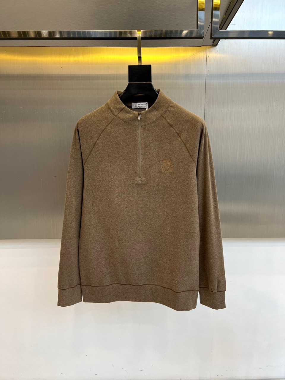 NO:648436,BC's new autumn and winter long-sleeved sweater embodies modern casual business style. This sweater has a stand-up collar design and is equipped with a half-open zipper, taking into account the convenience of putting on and taking off and a simple style. The body line is neat and smooth, with a delicate brand embroidered logo on the left chest, and the hem and cuffs are made of delicate ribbing technology, which is effective in windproof and fits the body shape.  The fabric is made of soft and skin-friendly knitted material, giving the wearer a comfortable next-to-body experience and free space for movement. Its simple design language and exquisite details allow it to create a relaxed and stylish atmosphere during daily travel, and can also demonstrate low-key and decent taste in office settings. The overall integration of practical functions and simple aesthetics makes it a textured item for multiple scenes in autumn and winter. M-4XL (model 173, 143 pounds, upper body size L),, alexander  wang19860909BC 秋冬新品长袖针织衫,演绎现代休闲商务风格.这款针织衫采用立领设计,搭配半开合拉链,兼顾穿脱便利性与简约造型感.衣身线条利落流畅,左胸点缀精致品牌刺绣标识,下摆与袖口采用细腻的罗纹收口工艺,有效防风并贴合身形. 面料选用柔软亲肤的针织材质,赋予穿着者舒适的贴身体验与自如的活动空间.其简约的设计语言与考究的细节处理,使其既能于日常出行时营造松弛有型的氛围,亦能在办公场合中彰显低调得体的品味. 整体将实用功能与简约美学相融合,是秋冬季节应对多场景搭配的质感单品.M-4XL（模特173,143斤上身L码）,,alexander wang,Men's clothing