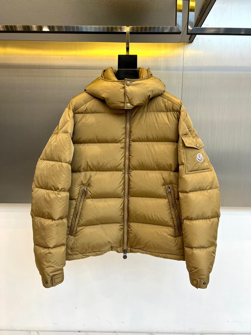 NO:648427,Mon (pure goose down), the new autumn and winter hooded down jacket, reshapes the winter shelter with refined design and top-quality materials. This men's hooded down jacket is made of classic khaki color, showing a low-key and high-end modern temperament. Its core lies in the filling - up to 90  Pure goose down, light and fluffy, provides excellent temperature locking performance, complies with the strict filling standards of the United States, ensuring that every piece of warmth is luxurious and real. The iconic three-dimensional checkered quilting process not only fixes the velvet material, but also outlines a neat architectural outline. The adjustable snap hood is smooth and  The front zipper and practical side zipper pockets combine functional details with simple aesthetics. The loose fit gives the body full freedom, and the exquisite brand badge on the left arm low-key proves the quality. It perfectly combines professional-grade cold-proof performance with urban daily relaxation, whether it is facing severe  Whether you are commuting in the cold or exploring the outdoors on the weekend, you can be calm and stylish, interpreting Moncler's consistent luxury functional philosophy of 'born in ice and snow, loyal to warmth'. Sizes 1-5 (model 173, 143 catties upper body size 2),, Moncler, jackets  & coats,jackets & coats,down jacket,hats,alexander wang19860909Mon蒙口（纯鹅绒）、秋冬新品连帽羽绒服夹克外套,以精炼设计与顶级材质重塑冬日庇护所.这款男士连帽羽绒服选用经典卡其色,呈现低调而高级的现代气质.其核心在于填充物——高达90的纯鹅绒,轻盈蓬松,提供卓越锁温性能,符合美国严格填充标准,确保每一份温暖都奢华而实在.标志性的立体方格衍缝工艺,不仅固定绒料,更勾勒出利落的建筑感轮廓.可调节按扣连帽、顺滑前襟拉链与实用的侧边拉链口袋,兼顾功能细节与简约美学.宽松的版型赋予身体充分自由,左臂精致的品牌徽章低调印证品质.它将专业级的御寒性能与都市日常的松弛感完美融合,无论是应对严寒通勤,或是周末的户外探索,皆能从容有型,诠释了蒙口始终如一的“生于冰雪,忠于温暖”的奢华机能哲学.1-5码（模特173,143斤上身2码）,,Moncler,jackets & coats,jackets & coats,down jacket,hats,alexander wang,Men's clothing