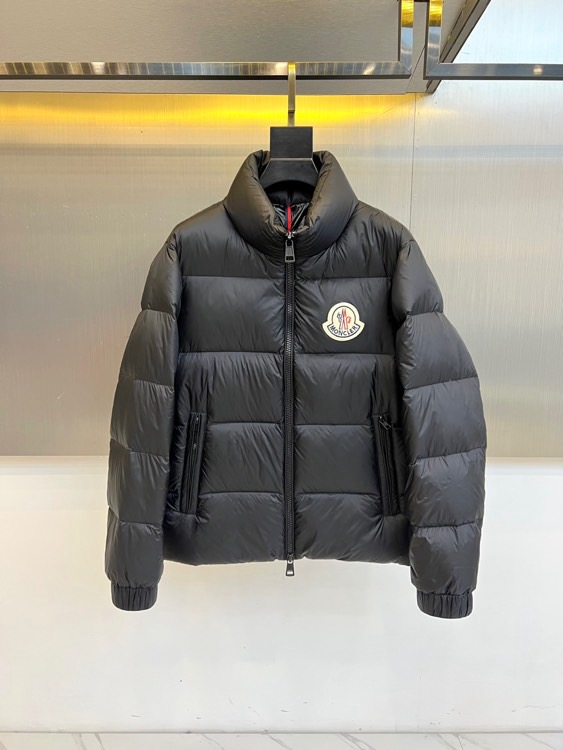 NO:648431,MON's new black down jacket for autumn and winter uses classic black to interpret a simple and professional urban mountain style aesthetic. The style adopts a neat stand-up collar design, with smooth zipper opening and closing, making it easy to put on and take off. The surface of the jacket is divided into blocks with regular quilting technology, which strengthens the temperature locking structure and adds visual layering and three-dimensionality. The left chest is embellished with the brand's iconic emblem, highlighting the Alpine origin. There are practical diagonal pockets on both sides, and the cuffs are equipped with windproof tightening design to effectively block the intrusion of cold wind.  The fabric and lining are both made of nylon, which is lightweight, wear-resistant and has good windproof performance. The core filling is high-quality goose down, with a velvet content of up to 90%, ensuring excellent thermal insulation performance in a light texture. The overall tailoring takes into account the fullness of the filling and the body's flow space to avoid bloat and present a simple and elegant silhouette.  Combining professional outdoor protection genes with urban simplicity, the iconic badge and precise quilting have become a low-key mark of quality. This down jacket can not only withstand severe cold weather, but its neat design can also be easily integrated into daily commuting and leisure occasions, perfectly interpreting MONCLER's design philosophy of integrating ultimate functionality and modern fashion. 48-56 (model 173,143 pounds, upper body size 50),, Moncler, down jacket, alexander wang19860909MON蒙口、秋冬新品黑色羽绒服,以经典黑色演绎简约而专业的都市山系美学.款式采用利落立领设计,搭配顺滑拉链开合,方便穿脱.衣身表面以规整的绗缝工艺形成块状分割,在强化锁温结构的同时,增添视觉层次与立体感.左胸点缀品牌标志性徽章,彰显阿尔卑斯血统.两侧设有实用的斜插口袋,袖口配备防风收紧设计,有效阻挡寒风侵入. 面料与里料均采用锦纶,轻量耐磨并具备良好的防风性能.核心填充为高品质鹅绒,绒子含量高达90,确保在轻盈质感中提供卓越的保暖性能.整体剪裁兼顾了填充的饱满度与身体的流动空间,避免臃肿,呈现简约大气的轮廓. 将专业户外防护基因与都市简约风格相融合,标志性徽章与精准绗缝成为低调的品质印记.这款羽绒服既能抵御严寒天气,其利落设计亦能轻松融入日常通勤与休闲场合,完美诠释MONCLER融合极致功能与现代时尚的设计哲学.48-56（模特173,143斤上身50码）,,Moncler,down jacket,alexander wang,Men's clothing