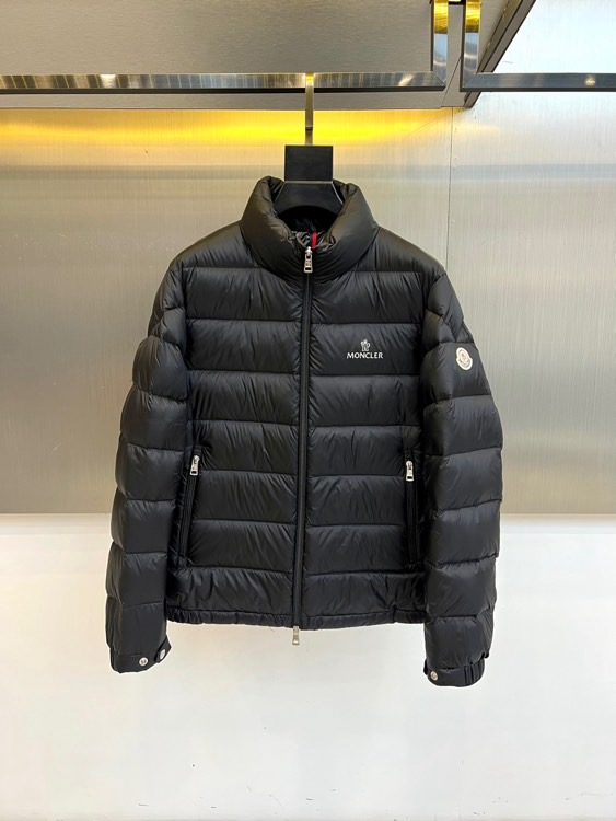 NO:648435,MON's new black down jacket for autumn and winter interprets urban mountain style aesthetics with classic black. The style adopts a neat stand-up collar design and is matched with smooth silver zipper opening and closing. The whole body of the garment adopts regular horizontal quilting technology to form a simple block texture, which is strengthened The temperature-locking structure also outlines a three-dimensional silhouette. The left chest is decorated with a white 'MONCLER' brand logo, and the left sleeve is embellished with the iconic circular badge, low-key showing the Alpine origin. It is equipped with zippered diagonal pockets on both sides to enhance practicality and safety details. The core quality comes from finely milled materials. Both the fabric and lining are made of nylon, which is lightweight, wear-resistant and has excellent windproof performance. The filling is high-quality white duck down, with a velvet content of up to 90%, ensuring an excellent thermal insulation experience in an extremely light texture. The precise size 48 specifications and fitted tailoring take into account the fluffiness of the filling and the freedom of movement of the body. Injecting professional outdoor protective genes into urban daily life, the iconic badge and precise quilting are low-key quality marks. This down jacket can not only withstand the cold, but its simple and neat design can be seamlessly integrated into a variety of occasions, perfectly interpreting MONCLER's design philosophy of integrating ultimate functionality and modern fashion. 48-56 (model 173,143 pounds, upper body size 50),, Moncler, down jacket, alexander wang19860909MON蒙口、秋冬新品黑色羽绒服,以经典黑色诠释都市山系美学.款式采用利落立领设计,搭配顺滑的银色拉链开合.衣身通体采用规整的横向绗缝工艺,形成简约的块状肌理,在强化锁温结构的同时,勾勒出立体轮廓.左胸饰有白色“MONCLER”品牌标识,左袖点缀标志性圆形徽章,低调彰显阿尔卑斯血统.两侧配备带拉链的斜插口袋,增强实用性与安全细节. 核心品质源自精研材质面料与里料均采用尼龙,轻量耐磨且具备出色防风性能.填充物为高品质白鸭绒,其绒子含量高达90,确保在极致轻盈的质感中提供卓越保暖体验.精准的48码规格与合身剪裁,兼顾了填充的蓬松度与身体的活動自由度. 将专业户外防护基因注入都市日常,标志性徽章与精准绗缝是低调的品质印记.这件羽绒服不仅能抵御严寒,其简约利落的设计更能无缝融入多种场合,完美诠释MONCLER融合极致功能与现代时尚的设计哲学.48-56（模特173,143斤上身50码）,,Moncler,down jacket,alexander wang,Men's clothing
