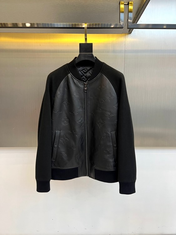 NO:648442,1v Vuitton, autumn and winter spliced leather jacket. The core highlight of this black jacket is the three-dimensional splicing of smooth leather and elastic rib knitting. The rib details on the shoulders, collar, cuffs and hem not only create a neat silhouette, but also give the wearer unfettered dynamic comfort. The body is made of high-tech polyester fiber fabric to simulate the delicate leather texture, and is embossed with the classic Monogram dark pattern, which hides the brand genes in a low-key manner. The symmetrical zipper pockets and stand-up collar design  , taking into account practical functions and modern style. High-quality functional fabrics are used in the inner lining and sleeves to ensure a comfortable wearing experience. It integrates the functional concept of sportswear into high-end fashion technology, with an all-black shape and exquisite material contrast, interpreting the flexibility and sophistication required in modern cities. Whether it is daily commuting or night travel, it can show a calm and extraordinary explorer posture. 48-56 (model 173, 143 pounds, upper body size 50),,jackets  & coats,leather jacket,alexander wang198609091v威登、秋冬拼接皮衣夹克.本款黑色夹克核心亮点在于光滑皮革与弹性罗纹针织的立体拼接,肩部、领口、袖口及下摆的罗纹细节,在塑造利落轮廓的同时,赋予穿着者无束缚的动态舒适.衣身选用高科技聚酯纤维面料模拟出的细腻皮革质感,并压印经典Monogram暗纹,于低调中深藏品牌基因.对称的拉链口袋与立领设计,兼顾实用功能与摩登型格.内部衬里与袖里均采用高品质功能性面料,确保穿着体感.它将运动装的机能概念融入高级时装工艺,以全黑造型和精巧的材质对比,诠释了现代都市所需的灵活性与精致感,无论是日常通勤或夜间出行,皆能展现从容不凡的探索者姿态.48-56（模特173,143斤上身50码）,,jackets & coats,leather jacket,alexander wang,Men's clothing