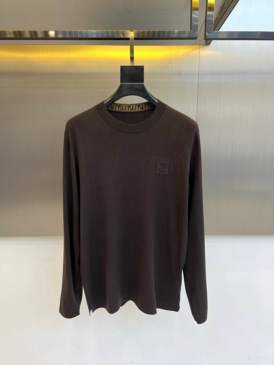 NO:648446,Fend Fendi, the new autumn and winter Tencel sweater. Reshape the core of the contemporary wardrobe with luxurious materials and simple silhouettes. It is blended with 75.3 wool, 14.7 Tencel, 5 mulberry silk and 5 Lycra. It combines the richness and warmth of wool, the smooth luster of Tencel, and the delicate skin-friendlyness of mulberry silk. Lycra gives just the right elasticity and long-lasting shape. The classic round neck design and slim tailoring outline a neat and elegant silhouette. The left chest only features the brand's classic doublet  The F logo is embroidered and embellished, showing off the extraordinary identity in a low-key manner. It perfectly combines Italian exquisite craftsmanship with daily comfort. The deep brown tone is calm and versatile. Whether it is worn as an inner layer to show layering, or worn alone to create a simple and advanced look, it can become a key item that interprets restrained taste and low-key luxury. M-4XL (model 173, 143 pounds, upper body size L),, fendi, fendi, alexander  wang19860909Fend芬迪、秋冬新品天丝羊毛衫.以奢华材质与简约廓形重塑当代衣橱核心.精选75.3羊毛、14.7天丝、5桑蚕丝与5莱卡混纺而成,集羊毛的丰盈温暖、天丝的柔滑光泽、桑蚕丝的细腻亲肤于一体,莱卡赋予恰到好处的弹性与持久版型.经典的圆领设计与修身剪裁,勾勒出利落优雅的轮廓.左胸前仅以品牌经典的双F标志刺绣点缀,于细节处低调彰显非凡身份.它将意式精湛工艺与日常舒适感完美结合,深邃的棕色基调沉稳百搭,无论是作为内搭叠穿展现层次,或是单穿塑造简约而高级的造型,皆能成为诠释内敛品味与低调奢华的关键单品.M-4XL（模特173,143斤上身L码）,,fendi,fendi,alexander wang,Men's clothing