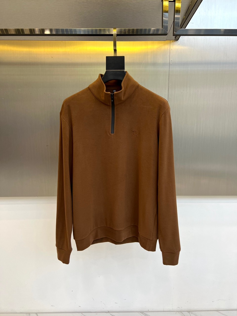 NO:648451,Burberry, the new autumn and winter men's half-zip turtleneck top, uses warm brown to interpret British elegance. The classic half-zip design is both practical and modern, with a ribbed turtleneck and cuffs that outline a neat silhouette. The iconic brand embroidery on the left chest shows off the identity in a low-key manner. The fabric is made of a scientific ratio of 59 viscose, 33 acrylic and 8 spandex, presenting a soft, skin-friendly and elastic wearing experience.  Complying with GB/T22849-execution standards and Class B safety certification, it ensures close-to-skin comfort. This top can be worn alone with casual trousers to show urban style, or as a mid-layer with a coat to create a layered look. Burberry transforms practical functions into low-key luxury through precise tailoring and innovative fabrics, making it an indispensable textured item in the autumn and winter wardrobe. M-4XL (model weighs 173,143 pounds, upper body size L),, burberry, burberry, alexander wang19860909Bur巴宝莉、秋冬新款男士半拉链高领上衣以温暖棕色演绎英伦优雅.经典半拉链设计兼具实用性与现代感,罗纹高领与袖口勾勒利落轮廓.左胸处标志性品牌刺绣低调彰显身份,面料选用59粘纤、33腈纶与8氨纶的科学配比,呈现柔软亲肤且富有弹性的穿着体验. 符合GB/T22849-执行标准与B类安全认证,确保贴肤穿着舒适度.这款上衣既能单穿搭配休闲长裤展现都市型格,也可作为中层搭配大衣打造层次造型.Burberry通过精准剪裁与创新面料融合,将实用功能转化为低调奢华,成为秋冬衣橱中不可或缺的质感单品.M-4XL（模特173,143斤上身L码）,,burberry,burberry,alexander wang,Men's clothing