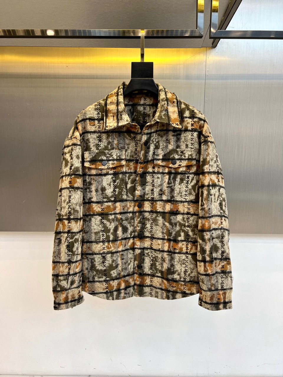 NO:648466,1v Vuitton's new autumn and winter shirt down jacket reshapes the modern urban silhouette with a classic plaid pattern. The style adopts a simple lapel design, continuing the neat genes of the brand's classic shirts. The front is decorated with black buttons, and the diagonal pockets on both sides are also decorated with buttons of the same color. The details are exquisite. The body is covered with retro plaid interwoven with gray, brown, black and other tones, which is calm and elegant without losing visual hierarchy.  The craftsmanship and fabrics adhere to the precision standards of high-end fashion. Both the outer layer and the inner lining are made of nylon fabric, which is lightweight and wear-resistant, and presents the brand's unique texture. The core filling is high-quality white duck down, with a velvet content of up to 90%!  It is light and fluffy, providing excellent warmth. The precise quilting process ensures that the down is evenly distributed, maintaining the temperature while maintaining a smooth and slim cut like a shirt, avoiding the bloated feeling of traditional down jackets.  This piece cleverly combines the elegance of a classic shirt with the function of a down jacket. It can be used as an excellent inner layer of a windbreaker during business commuting, or can be worn alone on weekends to create an effortless and refined style. It represents Louis Vuitton's forward-looking interpretation of practical luxury, injecting the spirit of travel into the daily wardrobe. 48-56 (model 173,143 pounds, upper body size 50),, louis vuitton, jackets & coats, shirts, down jacket, alexander wang198609091v威登、秋冬新品衬衫羽绒服,以经典格纹图案重塑摩登都市廓形.款式采用简约翻领设计,延续品牌经典衬衫的利落基因.前襟点缀黑色纽扣,两侧斜插口袋亦饰以同色纽扣,细节考究呼应.衣身满铺由灰、棕、黑等色调交织的复古格纹,沉稳大气而不失视觉层次. 工艺与面料秉承高级时装的精工标准,其外层与内里均采用锦纶面料,轻质耐磨,并呈现出品牌独有的纹理质感.核心填充物为高品质白鸭绒,绒子含量高达90！轻盈蓬松,提供卓越保暖性.精准的绗缝工艺确保羽绒均匀分布,在保证温度的同时,维持了如同衬衫般的流畅与修身剪裁,避免了传统羽绒服的臃肿感. 这件作品巧妙融合了经典衬衫的优雅与羽绒外套的功能,既可在商务通勤时作为风衣的绝佳内搭,亦能于周末休闲时单独穿着,打造毫不费力的精致型格.它代表了路易威登对实用奢华的前瞻解读,将旅行精神注入日常衣橱.48-56（模特173,143斤上身50码）,,louis vuitton,jackets & coats,shirts,down jacket,alexander wang,Men's clothing