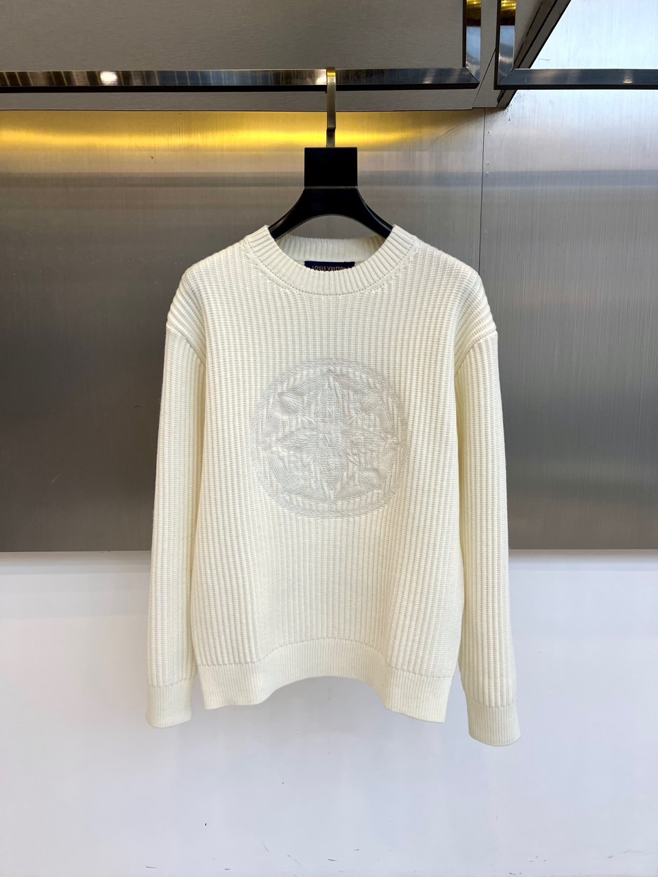 NO:648484,1v Vuitton's new wool knitted sweater for autumn and winter interprets the classic French lazy aesthetics with pure tones and exquisite details. The style adopts a loose and casual round neck design, giving the body free space. The front of the body is decorated with three-dimensional floral vine pattern embroidery with exquisite craftsmanship, adding delicate artistic texture and visual focus to the simple silhouette. The fabric is selected from worsted wool, which feels soft and skin-friendly, and the weave is tight and delicate, which provides warmth while ensuring a light body feel and good breathability.  Its loose fit and exquisite embroidery form a clever balance, integrating the brand's luxury genes into daily comfortable wear. This sweater can be worn with a shirt to reveal the neckline, creating a layered intellectual style; it can also be worn alone with jeans or a skirt, making it easy to look stylish.  Create a simple, elegant and stylish autumn and winter look. It is not only a piece of clothing to keep out the cold, but also a life art that interprets Louis Vuitton's exquisite craftsmanship and contemporary aesthetics. 48-54 (Model is 173,143 pounds, upper body size 50),,louis  vuitton,skirts,jeans,sweaters,shirts,alexander wang198609091v威登、秋冬新品羊毛针织毛衣,以纯净色调与精致细节诠释经典法式慵懒美学.款式采用宽松休闲的圆领设计,赋予身体自如空间.衣身正面饰以立体的花卉藤蔓图案刺绣,工艺精湛,为简约轮廓增添细腻的艺术质感与视觉焦点.面料甄选精纺羊毛,触感柔软亲肤,织法紧密细腻,在提供温暖的同时确保了轻盈的体感与良好的透气性. 其宽松的版型与精致的刺绣形成巧妙平衡,将品牌的奢华基因融入日常的舒适穿着.这款毛衣既能内搭衬衫露出领口,打造层次丰富的知识分子风格；亦可单独搭配牛仔裤或半身裙,轻松营造出简约、优雅且不失格调的秋冬造型.它不仅是御寒的衣物,更是一件诠释路易威登精湛工艺与当代审美的生活艺术品.48-54（模特173,143斤上身50码）,,louis vuitton,skirts,jeans,sweaters,shirts,alexander wang,Men's clothing