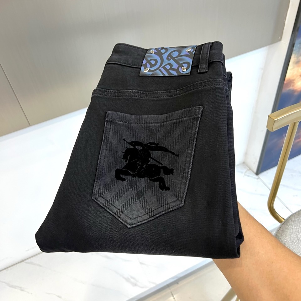 NO:650737,Burberry, 2025 autumn and winter new black jeans, reinterprets British classics with modern design language. The style adopts a slim straight cut, and the elastic black denim fabric is selected to ensure wearing comfort. The most recognizable design is the exquisite interpretation of the left side opening at the back pocket  The bag is embroidered with the brand's iconic knight pattern, and the right pocket is equipped with a classic plaid background, forming a subtle echo. The leather label on the waist is decorated with the brand's exclusive pattern and rivets, showing exquisite details. The style perfectly combines the traditional British gentleman style with the modern urban atmosphere, with a deep sense of style.  The deep black tone provides more possibilities for daily matching. It can be paired with a windbreaker to recreate a classic British look, or it can be combined with a leather jacket to create a casual and fashionable look. The exquisite embroidery technology and iconic plaid elements highlight the brand's century-old heritage in a low-key manner. This pair of jeans is not only a wardrobe  The practical items in it are also a fashion statement that shows the taste of modern gentlemen, making every daily moment shine with the elegant charm of Burberry. 29-36 (please quote waist size when placing an order),, burberry, burberry, jeans, jackets  & coats,alexander wang19860909Bur巴宝莉、2025秋冬新品黑色牛仔裤,以现代设计语言重新诠释英伦经典.款式采用修身直筒剪裁,精选富有弹力的黑色丹宁面料确保穿着舒适度.最具辨识度的设计在于后袋处的精致演绎左侧口袋饰有品牌标志性骑士图案刺绣,右侧口袋则配以经典格纹衬底,形成巧妙呼应.腰间的皮质标牌饰有品牌专属花纹与铆钉装饰,尽显精工细节.风格上完美融合传统英伦绅士风度与现代都市摩登气息,深邃的黑色调为日常搭配提供更多可能.既可搭配风衣再现经典英伦造型,也能与皮夹克组合打造休闲时尚look.精湛的刺绣工艺与标志性格纹元素,在低调中彰显品牌百年传承.这条牛仔裤不仅是衣橱中的实用单品,更是展现现代绅士品味的时尚宣言,让每个日常时刻都焕发巴宝莉的优雅魅力.29-36（下单请报腰围尺码）,,burberry,burberry,jeans,jackets & coats,alexander wang,Men's clothing