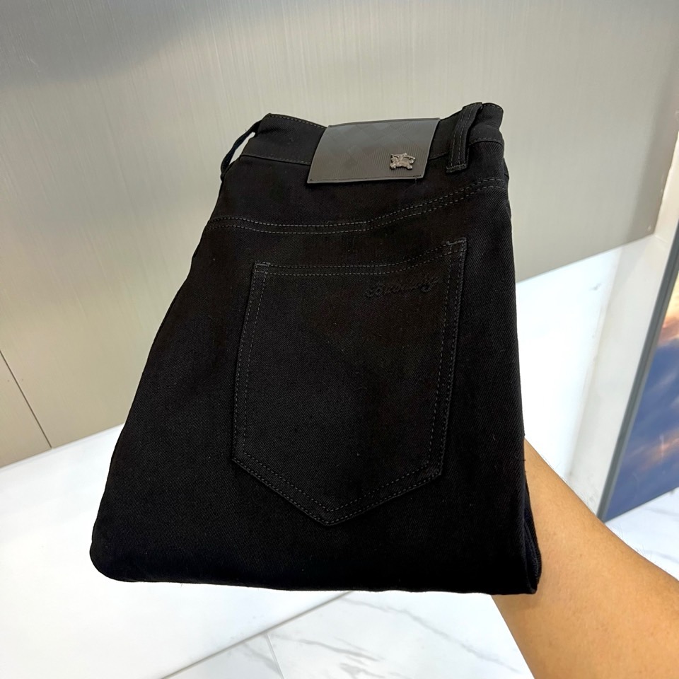 NO:650743,Burberry, 2025 new autumn and winter men's jeans are designed in classic black to interpret modern urban style. The style is slim and straight-cut, with a dark brown leather label on the waistband and embossed with the brand's iconic knight badge pattern, highlighting the profound brand heritage. The back pocket continues the classic pentagonal design, and the trousers are folded  The design cleverly exposes two red stitching details on the inside, adding exquisite highlights to the simple shape. The fabric uses innovative color locking technology to ensure that the color is long-lasting and bright and will not fade easily. Its ingredients include 3 cotton, 3 lyocell, 26 polyester fiber, 9.8 viscose and 2 spandex, achieving a perfect balance of stiff texture, elasticity and comfort.  The style is a perfect fusion of British tradition and contemporary pragmatism. The color-locked denim technology is combined with environmentally friendly dyeing technology to reduce water consumption and wastewater discharge, reflecting the concept of sustainable development. The lining is made of skin-friendly material to ensure wearing comfort. This pair of jeans can be paired with Chelsea boots for a sophisticated business casual style, or with sneakers for an everyday urban look. Its versatility makes it a must-have item for the autumn and winter wardrobe.  Brand. The red stitching in the details and the leather label complement each other, interpreting Burberry's persistent pursuit of quality and aesthetics, and providing modern consumers who value quality with a choice that is both fashionable and practical. 30-38 (please quote waist size when placing an order), burberry, burberry, boots, sneakers, jeans, alexander  wang19860909Bur巴宝莉、2025秋冬新品男士牛仔裤以经典黑色演绎现代都市风尚.款式采用修身直筒剪裁,腰头配有深棕色皮革标牌,压印品牌标志性骑士徽章图案,彰显深厚品牌底蕴.后口袋延续经典五边形设计,裤脚通过翻折设计巧妙露出内侧两道红色缝线细节,为简约造型增添精致亮点.面料采用创新锁色技术,确保色彩持久鲜亮不易褪色,其成分包含3棉、3莱赛尔、26聚酯纤维、9.8粘胶与2氨纶,实现挺括质感与弹性舒适的完美平衡. 风格上完美融合英伦传统与当代实用主义,锁色牛仔科技结合环保染色工艺,减少水耗与废水排放,体现可持续发展理念.内衬采用亲肤材质,确保穿着舒适度.这条牛仔裤既能搭配切尔西靴展现精致商务休闲风格,也可搭配运动鞋打造日常都市造型,其多功能性使其成为秋冬衣橱的必备单品.细节处的红色缝线与皮革标牌相得益彰,诠释巴宝莉对品质与美学的执着追求,为注重品质的现代消费者提供兼具时尚与实用价值的选择.30-38（下单请报腰围尺寸）,,burberry,burberry,boots,sneakers,jeans,alexander wang,Men's clothing