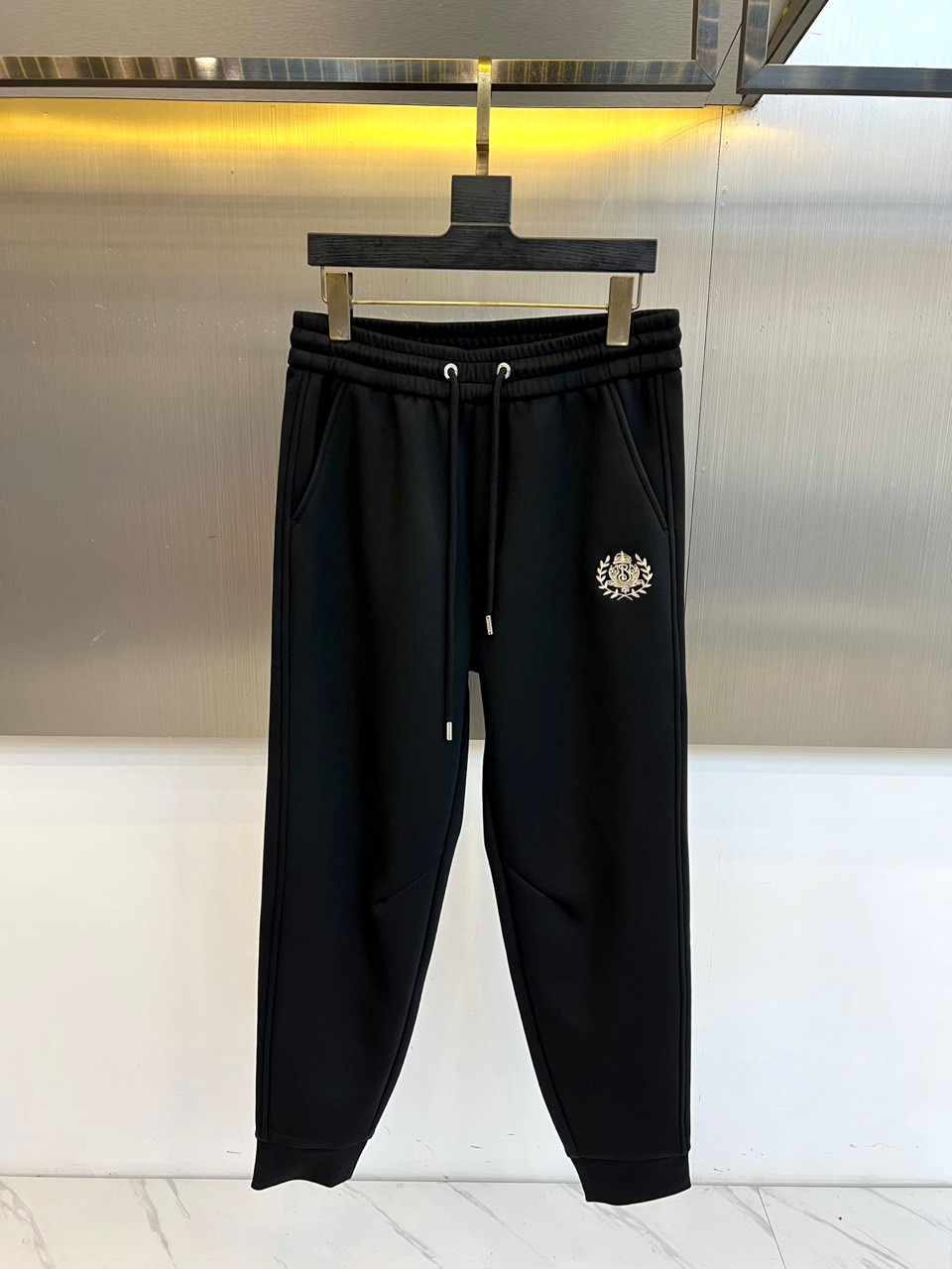 NO:650806,Burberry, 2025 autumn and winter new velvet thickened casual sweatpants. The series selects soft and delicate velvet lining, which closely fits the skin, locks in the melting warmth, and puts comfort first.  The black casual pants are designed with leggings, and the legs are neatly tightened. They are matched with elastic bands and drawstrings at the waist to achieve free elastic adjustment, taking into account all-day comfort and style. The side of the pants is embellished with classic brand logo embroidery, showing its extraordinary identity in the details with delicate craftsmanship. Its classic black color and smooth silhouette make it a core bottom for matching from casual sweatshirts to simple jackets, making it easy to control a variety of casual fashion occasions.  Another single product plays with the collision of materials. In addition to the burgundy soft velvet fabric, it is innovatively covered with elastic black knitted fabric to wrap the cuffs and other parts, forming a warm and crisp texture contrast. This design not only strengthens the structural sense of the outline, but also adds a deep and fashionable visual layer. Whether it is a fusion  Integrate into the overall shape, or reveal it inadvertently on the cuffs, showing low-key exquisite charm. M-4XL (model weighs 173,143 pounds, upper body size L),, burberry, burberry, hoodie, sweatshirts, jackets  & coats,alexander wang19860909Bur巴宝莉、2025秋冬新品加绒加厚休闲卫裤.系列甄选柔软细腻的加绒内里,紧密贴合肌肤,锁住融融暖意,将舒适体感置于首位. 黑色休闲裤采用束脚设计,裤脚利落收紧,搭配腰间的松紧带与抽绳,实现自如的松紧调节,兼顾全天候的舒适与有型.裤身一侧点缀经典品牌标识刺绣,以细腻工艺于细节处彰显不凡身份.其经典黑色与流畅剪影,使之成为搭配从休闲卫衣到简约夹克的核心下装,轻松驾驭多种休闲时尚场合. 另一款单品则玩转材质碰撞,在酒红色柔软加绒面料之外,创新覆以弹性黑色针织面料包裹袖口等处,形成温暖与挺括的质感对比.这一设计不仅强化了轮廓的结构感,更增添了一抹深邃而时尚的视觉层次.无论是融入整体造型,或是于袖口不经意间流露,皆展现低调的精致魅力.M-4XL（模特173,143斤上身L码）,,burberry,burberry,hoodie,sweatshirts,jackets & coats,alexander wang,Men's clothing