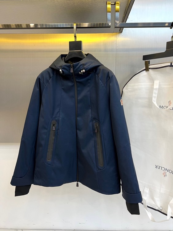NO:650787,Mon (white goose down), the new 2025 autumn and winter hooded down jacket ski jacket, redefines the winter luxury experience with exquisite craftsmanship. The style adopts a three-dimensional hood design, with a smooth black zipper opening and closing system, and practical pockets with zippers on both sides. The cuffs are made of elastic edge technology to ensure windproof and warm, and the right sleeve is embellished with the iconic brand badge to highlight the identity. The fabric is made of high-tech windproof material, and the filling strictly complies with EU EN12934, the United States USA- and Japan JIS L  1903:2011 triple international standard, including a combination of 90 pure white goose down and 10 feathers, achieving the perfect balance of lightness and warmth. The style perfectly blends outdoor functionality and urban fashion. The dark blue tone is calm and versatile, and the neat lines can resist the cold while maintaining a fashionable silhouette. This jacket can be paired with items from the same brand to create an overall look, or can be paired with daily clothing.  Mix and match to show individual style. Moncler combines professional down technology with Italian precision. From the precise quilting process to the functional design of details, it reflects the brand's ultimate pursuit of quality, making winter wear both a warm shelter and a fashion statement. Sizes 1-5 (model 173, 143 pounds upper body size 2), Moncler, jackets  & coats,down jacket,hats,alexander wang19860909Mon蒙口（白鹅绒）、2025秋冬新品连帽羽绒外套滑雪服,以精湛工艺重新定义冬日奢华体验.款式采用立体剪裁的连帽设计,搭配顺滑的黑色拉链开合系统,两侧配备带拉链的实用口袋.袖口采用弹性收边工艺确保防风保暖,右袖点缀标志性品牌徽章彰显身份.面料选用高科技防风材质,填充物严格遵循欧盟EN12934、美国USA-及日本JIS L 1903:2011三重国际标准,含90纯净白鹅绒与10羽毛组合,实现轻盈与保暖的完美平衡.风格上完美融合户外机能与都市时尚,深蓝色调沉稳百搭,利落线条既能抵御严寒又保持时尚轮廓.这件外套既可搭配同品牌单品打造整体造型,也能与日常服饰混搭展现个性风格.蒙口将专业羽绒科技与意式精工相结合,从精准的绗缝工艺到细节处的功能性设计,皆体现品牌对品质的极致追求,让冬日穿着既成为温暖庇护,更是时尚宣言.1-5码（模特173,143斤上身2码）,,Moncler,jackets & coats,down jacket,hats,alexander wang,Men's clothing