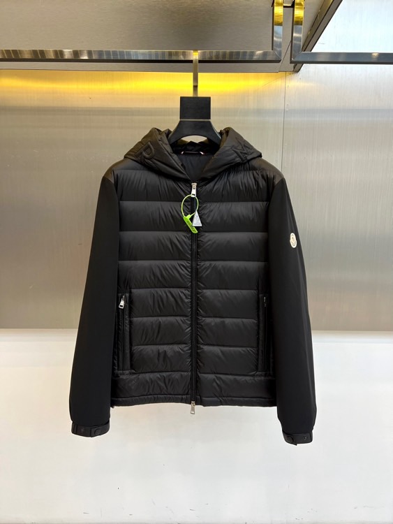 NO:650795,Mon (goose down), the new black hooded down jacket for autumn and winter 2025, interprets professional outdoor aesthetics with an extremely simple design language. The style adopts a loose silhouette and hooded design, and the brim is equipped with an adjustable drawstring to enhance windproof performance. The main body of the clothing is covered with precise horizontal quilting patterns  The design uses three-dimensional filling technology to ensure that 90% high-quality goose down is evenly distributed; the sleeves are innovatively spliced with smooth elastic fabric, forming a smooth material transition on the shoulders. The front is equipped with a smooth zipper opening and closing system, with zippered diagonal pockets on both sides, and the left sleeve is embellished with the iconic embossed badge.  The fabric is made of high-performance windproof material, and the lining label is clearly marked with LΛVΛ certified 90 goose down filling, ensuring the dual guarantee of light warmth and environmental traceability. The style perfectly balances mountain functionality and urban fashion, with horizontal quilting to enhance thermal efficiency, and sleeve splicing design to increase freedom of movement. It can cope with harsh outdoor environments.  environment, and can be integrated into daily wear through neat tailoring. From the adjustable brim to precise quilting, every detail reflects Moncler’s persistent pursuit of functional aesthetics, becoming a model of winter equipment that connects urban life and natural exploration. Sizes 1-5 (model weighs 173,143 pounds, upper body size 2),, Moncler, down  jacket,hats,alexander wang19860909Mon蒙口（鹅绒）、2025秋冬新品黑色连帽羽绒服,以极致简约的设计语言诠释专业户外美学.款式采用宽松廓形与连帽设计,帽檐配备可调节抽绳增强防风性能.衣身主体覆盖精准的横向绗缝纹理,通过立体填充工艺确保90高品质鹅绒均匀分布；衣袖则创新采用光滑弹力面料拼接,在肩部形成流畅的材质过渡.前襟配备顺滑拉链开合系统,两侧设带拉链斜插口袋,左袖点缀标志性浮雕徽章. 面料选用高性能防风材质,内衬标签明确标注LΛVΛ认证的90鹅绒填充,确保轻盈保暖与环保溯源的双重保障.风格上完美平衡高山机能与都市时尚,横向绗缝增强保暖效率,袖部拼接设计提升活动自由度.既能应对严苛户外环境,又可通过利落剪裁融入日常穿搭.从可调帽檐到精准绗缝,每处细节都体现蒙口对功能美学的执着追求,成为连接城市生活与自然探索的冬日装备典范.1-5码（模特173,143斤上身2码）,,Moncler,down jacket,hats,alexander wang,Men's clothing