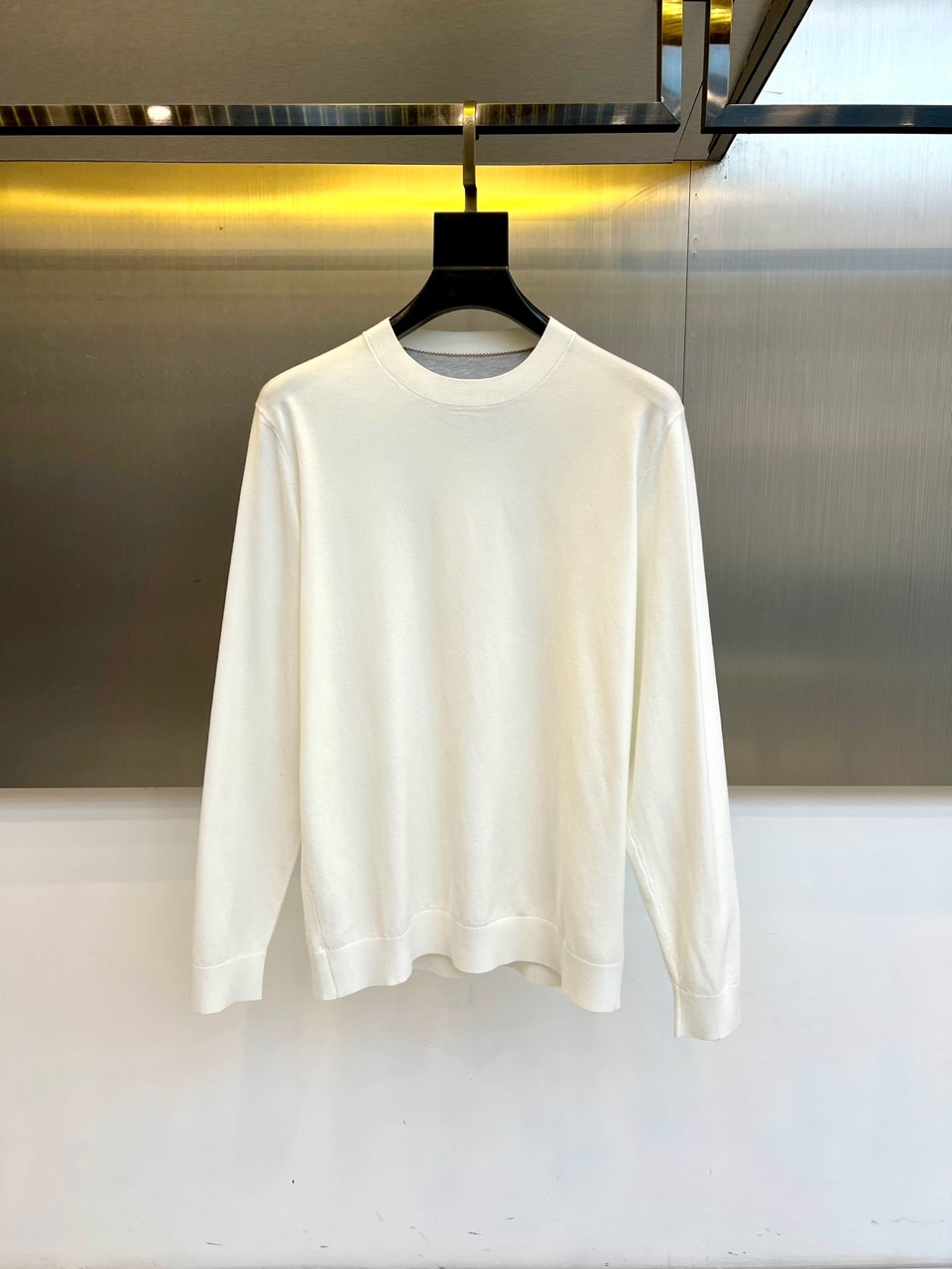 NO:650809,B.C.  2025 autumn and winter new Tencel wool sweater. Reshape the high-end basic style with ingenious materials and refined silhouettes. Made of luxurious blended fabrics of 75.3 wool, 14.7 Tencel, 5 mulberry silk and 5 lycra. It combines the warmth of wool, the smooth luster of Tencel and the delicate skin-friendlyness of mulberry silk. The trace amount of lycra brings just the right rebound and fit. Classic round neck design, with ribbed edges on the cuffs and hem, outlining the  It shows a clean and slim silhouette. The simple and pure white design, without unnecessary decoration, accurately interprets the brand's low-key and restrained Italian aesthetics. It is not only a warm and comfortable personal choice for autumn and winter, but also a universal cornerstone for building multi-layered outfits. Whether worn as an inner layer or alone, it can easily show a calm and elegant modern temperament. M-4XL (model 173, 143 pounds, upper body size L),, alexander  wang19860909BC 2025秋冬新品天丝羊毛针织衫.以匠心材质与精炼廓形重塑高级基本款.采用75.3羊毛、14.7天丝、5桑蚕丝与5莱卡的奢华混纺面料,集羊毛的温暖、天丝的柔滑光泽与桑蚕丝的细腻亲肤于一体,微量的莱卡带来恰到好处的回弹与贴合.经典圆领设计,搭配袖口及下摆的罗纹收边,勾勒出干净利落的修身轮廓.简约纯净的白色设计,无多余装饰,精准诠释了品牌低调内敛的意式美学.它不仅是秋冬温暖舒适的贴身之选,更是构建多层次穿搭的万能基石,无论是作为内搭或单穿,皆能轻松彰显从容优雅的现代气质.M-4XL（模特173,143斤上身L码）,,alexander wang,Men's clothing