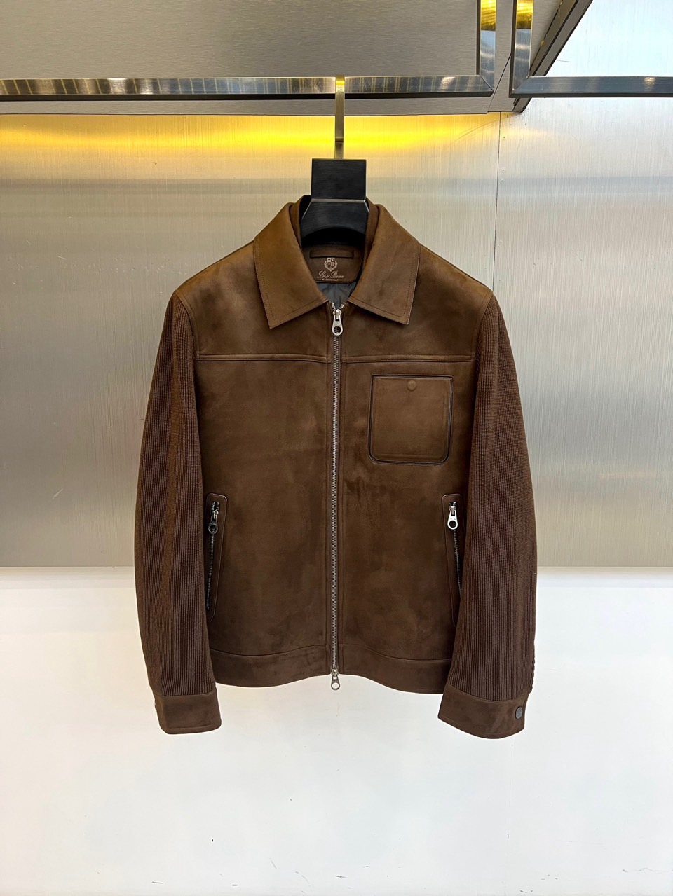 NO:650815,Loro Piana is a new product for autumn and winter 2025. This leather down jacket has extraordinary texture. The sleeves are innovatively integrated into elastic knitted fabric. The collision of two different textures creates rich layers both visually and in terms of wearing experience, breaking the single impression of traditional down jackets.  The neat lapel and the silver front zipper that runs through the collar outline a simple and capable silhouette. The patch pocket with a snap button on the left side and the zipper pocket on the sleeve add functional interest to the details. The inner filling is more sincere and carefully selected 90 high-quality white duck down, with a velvet content of up to 81%, ensuring a light and efficient temperature-locking barrier in cold weather.  The overall tailoring is neat, and the modern texture of leather and the casual comfort of knitting are just right. It can be paired with knitted items of the same color to create a calm and unified winter image, or it can be paired with cowboy boots and pants to create a rugged and unruly modern style. Follow the professional care recommendations, this jacket will become your style tool to cope with the cold while showing your extraordinary taste. 48-56 (model 173, 143 pounds, upper body size 50),, loro  piana,boots,jackets & coats,down jacket,alexander wang19860909Loro Piana诺悠翩雅、2025秋冬新品,这款质感非凡的皮绒拼接羽绒服.而袖部创新融入弹力针织面料,两种不同肌理的碰撞,在视觉与穿着体感上均营造出丰富的层次,打破了传统羽绒外套的单一印象. 利落的翻领与贯穿至领部的银色前拉链,勾勒出简洁干练的轮廓.左侧带按扣的贴袋与袖部拉链口袋,在细节处增添机能趣味.其内在填充更显诚意严选90高品质白鸭绒,绒子含量高达81,确保在寒冷天气中提供轻盈而高效的锁温屏障. 整体剪裁利落,皮绒的摩登质感与针织的休闲舒适感平衡得恰到好处.它既能搭配同色系针织单品塑造沉稳统一的冬日形象,亦可与牛仔靴裤碰撞出粗犷不羁的现代型格.遵循专业护理建议,这件外套将成为您应对寒冷、同时彰显不凡品味的风格利器.48-56（模特173,143斤上身50码）,,loro piana,boots,jackets & coats,down jacket,alexander wang,Men's clothing