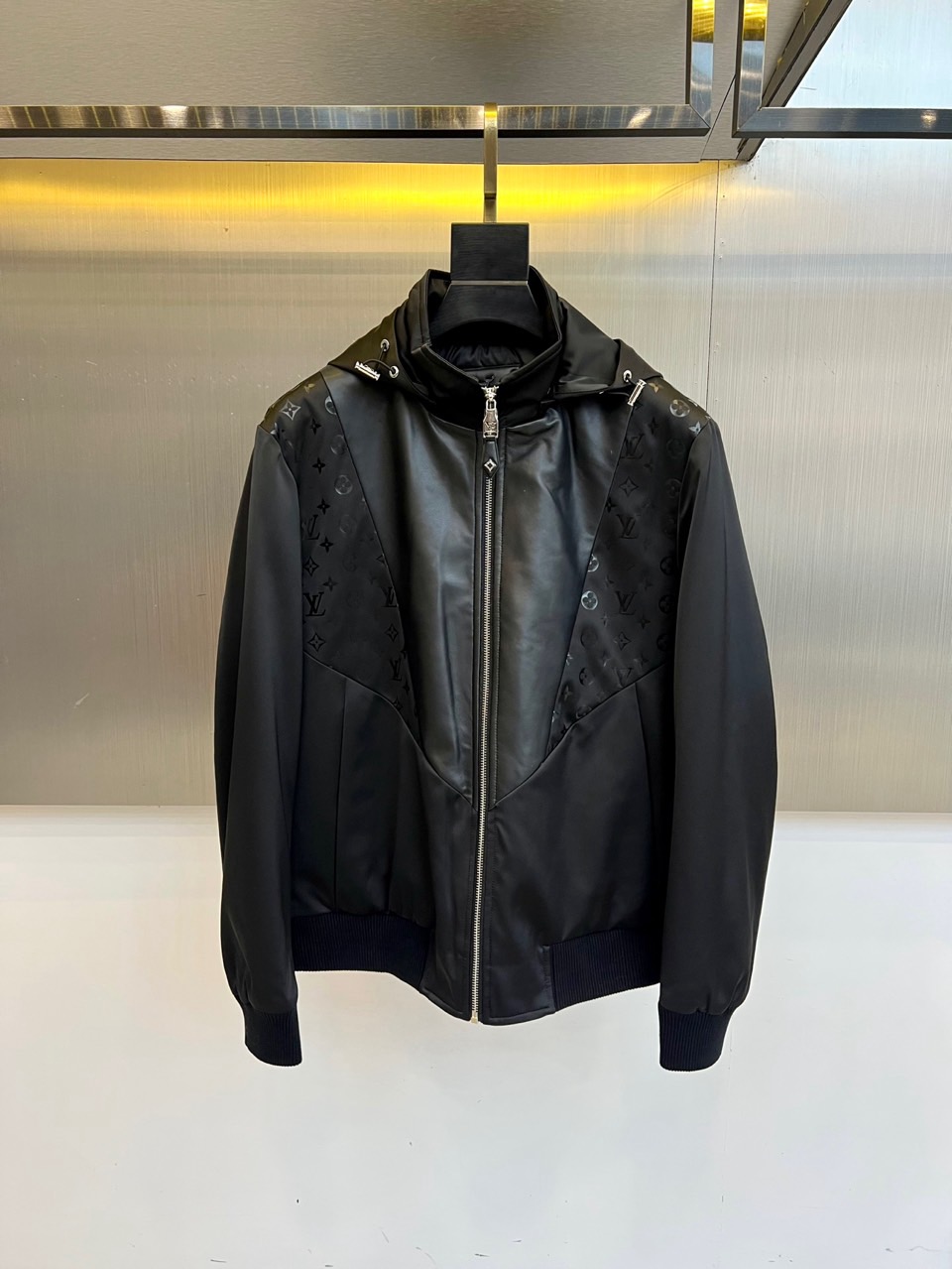 NO:650829,LV/Louis Vuitton, 25FW men's coat, black technical sheepskin embossed new hooded down jacket. The iconic quilted jacket launched this season cleverly combines the brand's classic Monogram pattern with high-performance fabrics and exquisite craftsmanship.  The jacket is made of high-quality black fabric, with classic Monogram presbyopia printed all over the surface, inheriting the brand's genes. Its innovation is that soft sheep leather is carefully embellished in key parts such as the collar, cuffs and hem, which not only improves the overall texture and durability, but also  It forms a rich visual layer with the fabric. The unique hooded design and smooth metal zippers running through the front and back inject modern functional style. The interior is filled with 90% high velvet content white duck down, combined with ribbing to tighten the cuffs and hem, ensuring it remains light and warm in autumn and winter.  The overall cut is neat and slim, perfectly balancing luxury logo and pragmatism. It can be paired with simple items to highlight its iconic design, or it can be integrated into a full urban outfit, whether it is daily commuting or leisure travel, it can show a powerful modern style. 48-56 (model is 173,143 pounds, upper body size 50),, louis vuitton, louis vuitton, jackets & coats, jackets & coats, down  jacket,sheepskin,hats,alexander wang19860909LV/路易威登、25FW男士大衣外套黑色技术绵羊皮压花新款连帽羽绒服外套.本季推出的标志性绗缝夹克,将品牌经典Monogram图案与高机能面料及精湛工艺巧妙融合. 夹克选用质感黑色面料,表面满印经典Monogram老花,传承品牌基因.其创新之处在于,在领部、袖口及下摆等关键部位匠心点缀柔软羊皮革,不仅提升了整体质感与耐用度,更与面料形成丰富的视觉层次.独特的连帽设计与贯穿前后的流畅金属拉链,注入现代机能风格.内里填充90高绒子含量白鸭绒,结合罗纹收紧袖口与下摆,确保在秋冬时节保持轻盈温暖. 整体剪裁利落修身,完美平衡奢华标识与实用主义.它既能搭配简约单品突显其标志性设计,亦可融入全套都市装扮,无论是日常通勤或休闲出行,皆能彰显充满力量感的现代摩登风格.48-56（模特173,143斤上身50码）,,louis vuitton,louis vuitton,jackets & coats,jackets & coats,down jacket,sheepskin,hats,alexander wang,Men's clothing