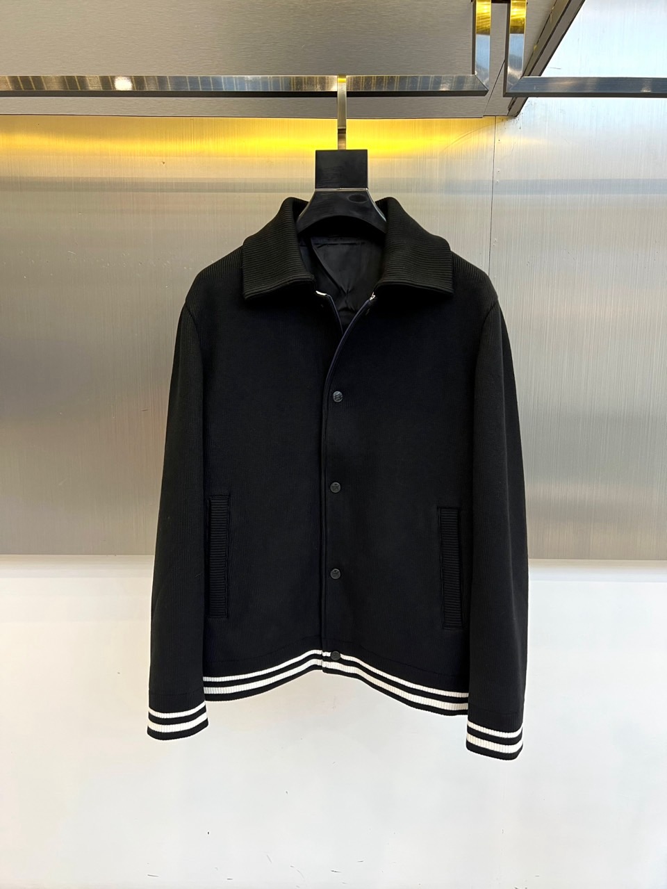 NO:650845,Fend, the new black wool jacket for autumn and winter 2025, is made of 35.8 acrylic, 23.1 polyester, 15.6 cotton, 13.3 sheep wool and 12.2 nylon blended fabrics to create a crisp, stylish and warm texture. The classic lapel design is equipped with three black buttons, and practical pockets on both sides add functionality. The cuffs and hem are decorated with the brand's iconic black and white striped ribs, highlighting exquisite details.  The overall style perfectly combines Italian luxury and modern simplicity. It can be paired with formal trousers for a business casual style, or mixed with jeans to show a fashionable attitude. An iconic jacket that interprets Fendi's aesthetic genes and pragmatism, it needs to follow professional dry cleaning care to maintain quality, and has become the core choice of the autumn and winter wardrobe. 50-56 (model 173,143 pounds, upper body size 50),,fendi,fendi,jeans,jackets & coats,alexander wang19860909Fend芬迪、2025秋冬新品黑色羊毛外套,采用35.8腈纶、23.1聚酯纤维、15.6棉、13.3绵羊毛与12.2锦纶混纺面料,打造挺括有型且兼具保暖性的质感.经典翻领设计搭配三粒黑色纽扣,两侧实用口袋增添功能性.袖口与下摆饰有品牌标志性黑白条纹罗纹装饰,凸显精致细节. 整体风格完美融合意式奢华与现代简约,既可搭配正装裤演绎商务休闲风格,也能与牛仔裤混搭展现时髦态度.一件诠释芬迪美学基因与实用主义的标志性外套,需遵循专业干洗护理以保持品质,成为秋冬衣橱的核心选择.50-56（模特173,143斤上身50码）,,fendi,fendi,jeans,jackets & coats,alexander wang,Men's clothing