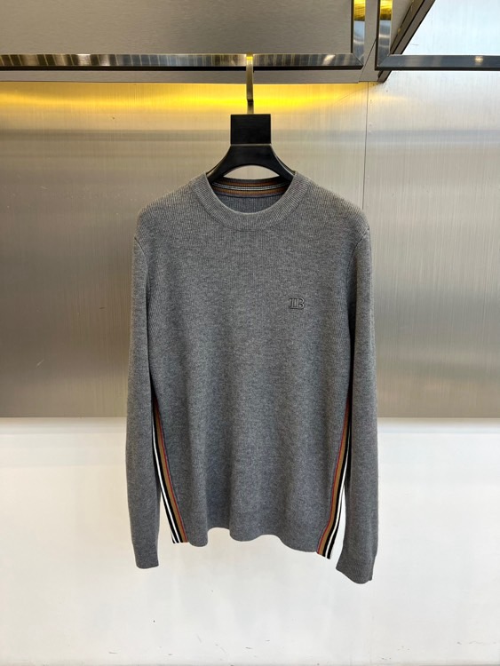 NO:650853,TB Tom Brown, the new woolen sweater for autumn and winter 2025. It uses the natural texture of pure wool to define an extraordinary style in simplicity. The iconic round neck design has smooth and neat lines, and the left chest is embellished with exquisite 'TB' letter embroidery, low-key highlighting the brand identity. The most recognizable design is the colorful stripes extending down from the shoulders, like a smart brushstroke, injecting vitality and fashionable ingenuity into the calm gray tone, instantly breaking the rules.  The fabric is made of high-quality wool, with fine texture, soft and elastic feel, and has excellent warmth retention and stiffness. Follow the meticulous care instructions on the label to maintain its excellent shape for a long time. Whether it is paired with casual trousers to show urban vitality, or layered with a shirt to create a smart look  Casual's intellectual style, this cardigan can become the core item of your autumn and winter wardrobe. It can be easily converted to a variety of occasions, showing the leisurely modern gentleman style. M-4XL (model is 173,143 pounds, upper body size L),,thom browne,shirts,alexander wang19860909TB汤姆布朗、2025秋冬新品羊毛衫.以纯羊毛的天然质感,定义简约中的不凡格调.标志性圆领设计,线条流畅利落,左胸点缀精致的“TB”字母刺绣,低调彰显品牌身份.最具辨识度的设计在于袖部从肩部延伸而下的彩色条纹,宛若一道灵动的笔触,为沉稳的灰色调注入活力与时尚巧思,瞬间打破常规. 面料选用高品质羊毛,织纹细腻,触感柔软而富有弹性,兼顾了出色的保暖性与挺括度.遵循标签提示的细致洗护方式,可长久保持其优异形态.无论是搭配休闲裤装演绎都市活力,还是与衬衫叠穿营造Smart Casual的知性型格,这件羊毛衫都能成为你秋冬衣橱的核心单品,轻松转换于多种场合,展现从容不迫的现代绅士风格.M-4XL（模特173,143斤上身L码）,,thom browne,shirts,alexander wang,Men's clothing