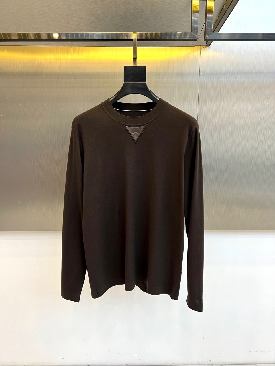 NO:650861,Prada presents new Tencel wool knitted products for autumn and winter 2025, weaving simplicity and extraordinaryness with ingenuity.  Tencel and wool blended yarns are selected, and the woven fabric has a delicate and smooth touch like cashmere, is light and warm, and feels comfortable to wear close to the body. The iconic design lies in the clever combination of the classic round neckline and the unique triangular three-dimensional splicing, which creates an architectural geometric beauty in simple lines, instantly enhancing the level and recognition of the overall design, and showing ingenuity in a low-key manner.  The calm dark brown tone is inspired by autumn and winter, easy to match and full of high-end texture. Whether worn with a shirt to create an intellectual commuting style, or paired with casual trousers for a casual daily life, this sweater can become an indispensable quality core in your wardrobe. It is not just a piece of clothing, but another profound interpretation of the fusion of modern minimalist style and exquisite craftsmanship. M-4XL (model 173, 143 pounds, upper body size L),, prada, prada, shirts, alexander wang19860909Prad普拉达、2025秋冬呈献天丝羊毛针织新品,以匠心织就简约中的不凡. 甄选天丝与羊毛混纺纱线,织就的面料拥有羊绒般细腻柔滑的触感,轻盈保暖,贴身穿着倍感舒适.标志性设计在于领口经典圆领与独特的三角形立体拼接巧妙结合,于简洁线条中构筑建筑般的几何美感,瞬间提升整体设计的层次与辨识度,低调中尽显巧思. 沉稳的深棕色调,源自秋冬的灵感,易于搭配且富有高级质感.无论是内搭衬衫打造知性通勤风,还是搭配休闲裤装演绎随性日常,这件针织衫都能成为您衣柜中不可或缺的品质核心.它不仅仅是一件衣物,更是对现代简约风格与精湛工艺融合的再一次深刻诠释.M-4XL（模特173,143斤上身L码）,,prada,prada,shirts,alexander wang,Men's clothing