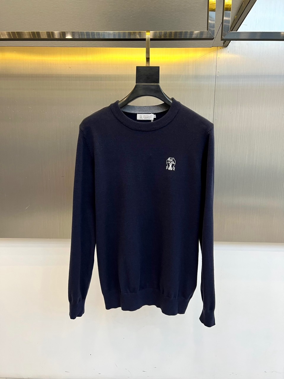 NO:650869,Brunello Cucinelli-BC,BC  The new round-neck long-sleeved sweater in the 2025 autumn and winter series is blended with a golden ratio of 68 wool, 20 polyester fiber and 12 nylon, ensuring that the fabric is soft and skin-friendly, and has excellent resilience, wrinkle resistance and durability. The classic round neck is paired with slim and neat tailoring to outline a decent body line. The left chest is decorated with the brand's iconic white exquisite embroidery logo, which becomes the finishing touch in the simple design and is low-key.  Extraordinary taste. It perfectly combines the excellent craftsmanship made in Italy with daily practicality. The deep blue tone is calm and versatile. Whether it is worn with a shirt to create a business casual style, or worn alone with casual pants for casual elegance, it can be easily accomplished and has become a core wardrobe item that interprets the restrained temperament and quality pursuit of modern men. 48-56 (model is 173, 143 pounds, upper body size 50), brunello  cucinelli,shirts,gold,alexander wang19860909Brunello Cucinelli-BC,BC 2025秋冬系列新品圆领长袖针织衫,采用68羊毛、20聚酯纤维与12尼龙的黄金比例混纺,确保面料柔软亲肤的同时,兼具出色的回弹性、抗皱性与耐用度.经典圆领搭配修身利落的剪裁,勾勒出得体的身体线条.左胸处饰有品牌标志性的白色精致刺绣徽标,成为简约设计中的点睛之笔,低调彰显非凡品味.它将意大利制造的卓越工艺与日常实穿性完美结合,深邃的蓝色调沉稳而百搭.无论是内搭衬衫打造商务休闲风格,或是单穿搭配休闲裤演绎随性优雅,皆能轻松胜任,成为诠释现代男士内敛气质与品质追求的衣橱核心单品.48-56（模特173,143斤上身50码）,,brunello cucinelli,shirts,gold,alexander wang,Men's clothing