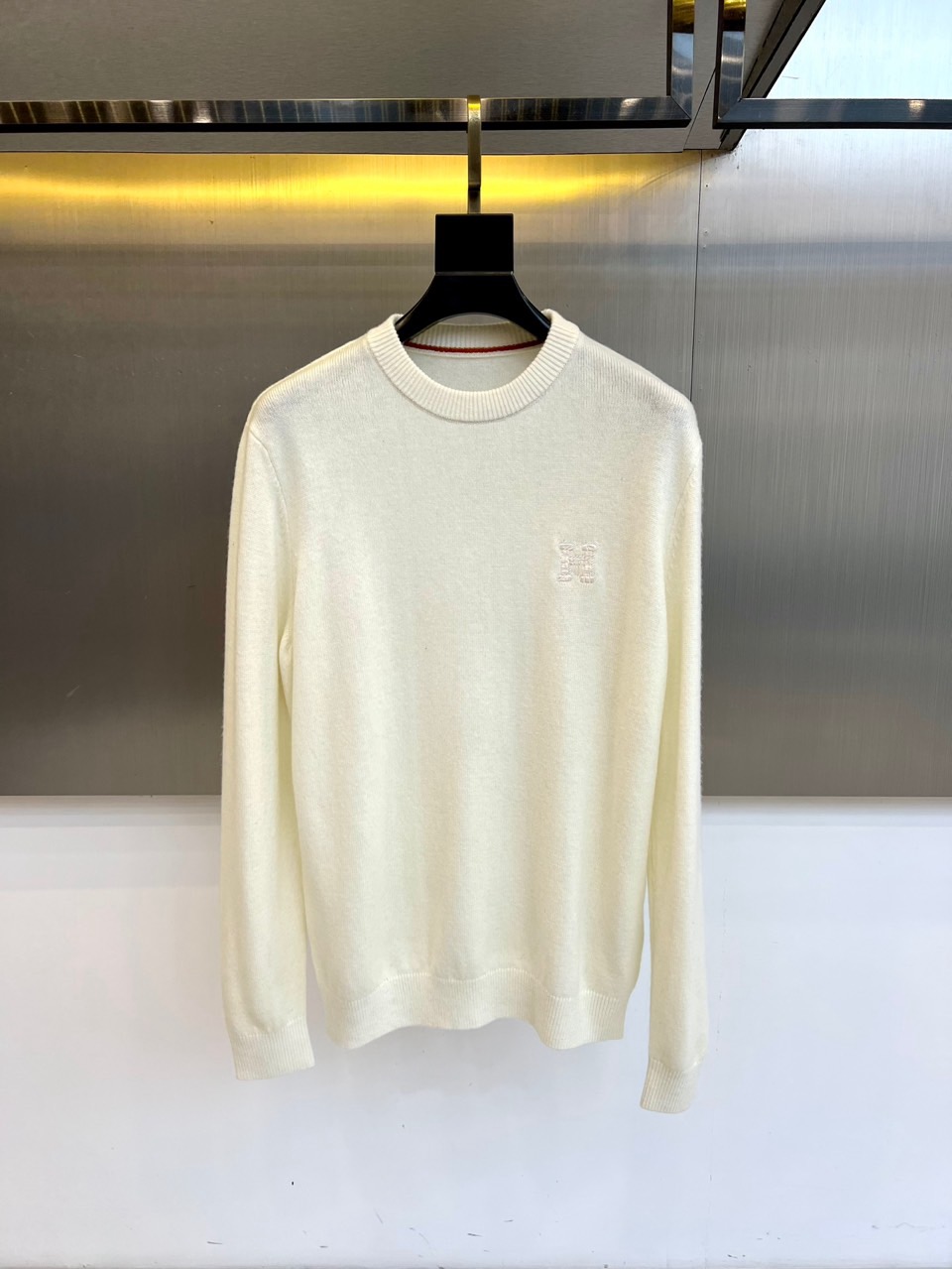 NO:650877,H Hermès, 2025 autumn and winter new knitted cashmere sweater, top-quality fabrics and minimalist aesthetics. This product selects more than 80% of rare cashmere, blends with sheep wool, and weaves a cloud-like light and soft texture. It is extremely skin-friendly and warm when worn next to the skin, reflecting the brand's stringent quality of fabrics.  Pursuing the classic round neck long-sleeved silhouette, precision tailoring achieves smooth and fitting lines, showing skill in simplicity. The left chest is only embellished with a delicate and small classic brand logo embroidery, which shows the extraordinary identity in every millimeter, and is the iconic expression of Hermès' low-key and restrained style.  The pure white tone is a timeless and elegant choice. It has strong matching adaptability. Whether it is paired with jeans and a casual jacket, or under a suit jacket, it can easily enhance the texture and taste of the overall outfit. Follow the professional care methods recommended by the label.  , This high-end knitted item embodies ingenuity is not only the luxurious cornerstone of the autumn and winter wardrobe, but also a style collection that can be accompanied for many years. 48-54 (model weighs 173,143 pounds, upper body size 50), hermes, jeans, jackets  & coats,business suit,alexander wang19860909H爱马仕、2025秋冬新品针织羊绒衫,顶级面料与至简美学,本品甄选超过80的珍稀山羊绒,融入绵羊毛,织就云朵般轻盈软糯的质感,贴肤穿着极度亲肤温暖,体现了品牌对面料品质的严苛追求.经典圆领长袖廓形,以精密的剪裁实现流畅合身的线条,于简约中见功力.左胸口仅以一枚精致小巧的经典品牌标识刺绣点缀,于毫厘间彰显不凡身份,是爱马仕低调内敛风格的标志性表达. 纯净的白色调,是永不过时的优雅选择.它拥有强大的搭配适应性无论是搭配牛仔裤与休闲外套,或是衬于西装外套之下,皆能从容提升整体着装的质感与品味.遵循标签建议的专业呵护方式,这件凝聚匠心的高阶针织单品,不仅是秋冬衣橱的奢华基石,更是可伴随多年的风格珍藏.48-54（模特173,143斤上身50码）,,hermes,jeans,jackets & coats,business suit,alexander wang,Men's clothing