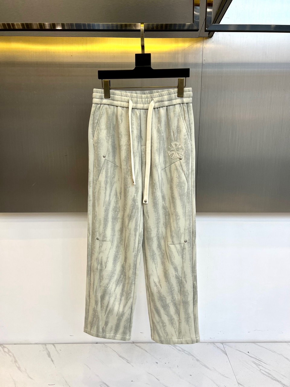 NO:656055,Ch's new casual pants for autumn and winter 2025 reshape the street trend with iconic elements. The unique surface texture adds layers to the simple silhouette, and the elastic waistband and white drawstring ensure a comfortable fit. The pockets on both sides are decorated with exquisite metal rivets, and the details show the brand's unique toughness. The eye-catching cross pattern embroidery on the upper right leg is its inspiration.  The soul of the brand shows the irreplaceable brand identity. The whole body combines the sports and leisure feeling brought by loose tailoring and the gorgeous gothic details. Whether it is for daily travel or to create a personalized look, it is a must-have item that shows a strong self-attitude and high-end street style. 48-56 (model is 173, 143 pounds, upper body size 50),, chrome  hearts,alexander wang19860909Ch克罗心、2025秋冬新品休闲裤,以标志性元素重塑街头潮流.独特的表面纹理为简约廓形增添层次,松紧腰头与白色抽绳确保舒适贴合.两侧口袋饰以精致的金属铆钉,细节处尽显品牌特有的硬朗不羁.右腿上方醒目的十字架图案刺绣,则是其灵魂所在,彰显无可替代的品牌身份.整体融合了宽松剪裁带来的运动休闲感与哥特式的华丽细节,无论是日常出行或是打造个性造型,都是彰显强烈自我态度与高端街头风格的必备单品.48-56（模特173,143斤上身50码）,,chrome hearts,alexander wang,Men's clothing