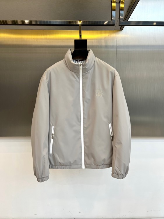 NO:656116,Brunello  Cucinelli-BC, 2025 autumn and winter series down jacket. This light gray stand-collar jacket defines modern daily wear with its pure lines and exquisite details. It uses cotton fabric to create a crisp and soft silhouette.  The interior is filled with 90% white duck down, which is light and warm. The iconic white front zipper and double side zipper pockets form a sharp visual contrast, which is both functional and modern. The elastic cuff design on the cuffs and hem ensures windproofness and warmth while also providing a stylish fit.  Create a neat and smooth silhouette. The exquisite brand embroidery on the left chest is a low-key testimony of the extraordinary craftsmanship and Italian-made pedigree. It combines the comfort brought by top materials with effortless elegance, injecting timelessness into the minimalist design language.  Style, whether paired with casual trousers or denim items, can show a calm, gentle and tasteful gentleman's demeanor in autumn and winter. 48-56 (model is 173, 143 pounds, upper body size 50),, brunello  cucinelli,jackets & coats,jackets & coats,down jacket,alexander wang19860909Brunello Cucinelli-BC、2025秋冬系列羽绒外套.本款浅灰色立领夹克,凭借其纯粹线条与考究细节,定义现代日常着装.采用棉质面料构筑挺括而柔和的廓形,内里填充90白鸭绒,轻盈而温暖.标志性的白色前襟拉链与双侧拉链口袋形成鲜明视觉对比,兼具功能与摩登感.袖口与下摆的松紧收口设计,在确保防风保暖的同时,塑造出利落流畅的轮廓.左胸处精致的品牌刺绣,低调印证非凡工艺与意大利制造的血统.它将顶级材质带来的舒适感与毫不费力的优雅相结合,在极简的设计语言中注入隽永格调,无论是搭配休闲长裤或丹宁单品,皆能于秋冬时节展现出从容、温润且极具品味的绅士风度.48-56（模特173,143斤上身50码）,,brunello cucinelli,jackets & coats,jackets & coats,down jacket,alexander wang,Men's clothing