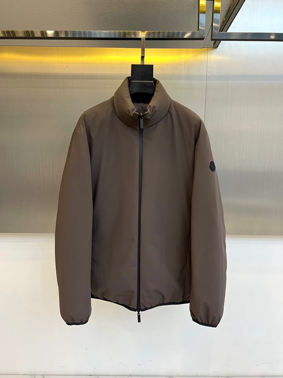 NO:656120,Mon (goose down), the new 2025 autumn and winter double-sided down jacket, uses a deep brown tone to interpret low-key luxury. The neat stand-up collar and simple lines run throughout, and the black smooth zipper outlines a smooth silhouette. One cuff is embellished with the iconic black round badge, and the other side is decorated on the chest, subtly highlighting the brand identity. The ingenious double-sided design not only realizes the practical philosophy of one garment for multiple wear, but also creates rich visual hierarchy and texture contrast through the slightly shiny high-density nylon fabric.  Its core is filled with 90% high velvet content goose down, which is light and fluffy and has excellent temperature locking performance. The windproof cuffs and hem details ensure all-weather comfort and protection. The overall design exquisitely integrates high-end outdoor functions with urban modern aesthetics, whether it is for daily commuting or leisure outings.  It can easily change styles regardless of line, showing extraordinary craftsmanship and pragmatic wisdom in the simple design, making it a wise choice to cope with changing climates and occasions. 48-56 (model 173, 143 pounds, upper body size 50),, Moncler, down  jacket,alexander wang19860909Mon蒙口（鹅绒）、2025秋冬新品双面穿羽绒服,以深邃棕色调演绎低调奢华.利落立领与简约线条贯穿始终,黑色顺滑拉链勾勒出流畅廓形.一侧袖口点缀标志性黑色圆形徽章,另一面则饰于胸前,巧妙彰显品牌身份.匠心双面设计,不仅实现一衣多穿的实用哲学,更通过微泛光泽的高密锦纶面料,营造出丰富的视觉层次与质感对比. 其核心采用90高绒子含量鹅绒填充,轻盈蓬松,锁温性能卓越.防风袖口与下摆细节,则确保了全天候的舒适防护.整体将高端户外机能与都市摩登美学精妙融合,无论是通勤日常或休闲出行,皆能轻松转换风格,在简约设计中尽显非凡工艺与实用主义智慧,成为应对多变气候与场合的睿智之选.48-56（模特173,143斤上身50码）,,Moncler,down jacket,alexander wang,Men's clothing