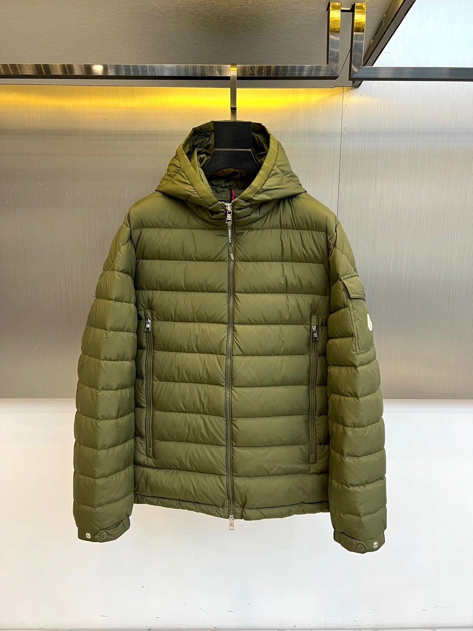 NO:656124,Mon (goose down), the new 2025 autumn and winter down jacket, interprets the practical aesthetics of winter. The hooded design effectively resists cold wind, and the crisp shoulder lines and neat tailoring are suitable for a variety of body shapes. The front is equipped with a smooth silver zipper, and the zipper pockets on both sides are both practical and smooth. The uniform horizontal stitching pattern on the body not only stabilizes the high-quality down, but also gives a sense of visual hierarchy. The round logo on the left sleeve low-key highlights the brand identity.  This product is made of high-density fabric composed of 83 polyamide and 17 spandex, which is flexible and windproof. Its core filling is made of 90 goose down and 10 feathers certified by strict international standards to ensure light temperature locking and provide an excellent thermal insulation experience. The overall design combines professional outdoor protective performance with urban simple style, making it a reliable choice for cold seasons and taking into account both style and temperature. Sizes 1-5 (model 173, 143 catties upper body size 2), Moncler, down  jacket,hats,alexander wang19860909Mon蒙口（鹅绒）、2025秋冬新品羽绒服,诠释冬日实用美学.连帽设计有效抵御寒风,挺括的肩部线条与利落剪裁,适合多种身形.正面配置顺滑银色拉链,两侧拉链口袋兼具实用性与流畅外观.衣身均匀的横向压线纹路,不仅稳固高品质羽绒,更赋予视觉层次感.左袖圆形标志低调彰显品牌身份. 本品精选83聚酰胺与17氨纶构成的高密度面料,柔韧防风.其核心填充选用经过严格国际标准认证的90鹅绒与10羽毛,确保轻盈锁温,提供卓越保暖体验.整体设计将专业户外防护性能与都市简约风格精妙融合,是应对寒冷季节、兼顾风度与温度的可靠之选.1-5码（模特173,143斤上身2码）,,Moncler,down jacket,hats,alexander wang,Men's clothing