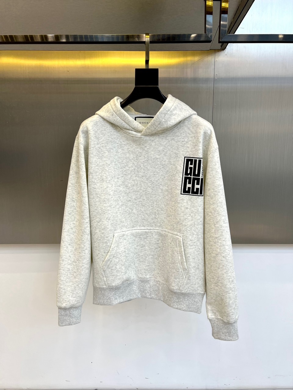 NO:656084,Gucci, the new 2025 autumn and winter velvet hooded sweatshirt, uses soft light gray to interpret the luxurious casual style. The simple and loose fit is combined with a comfortable hooded design, and the brand's iconic black and white 'GUCCI' square logo is decorated on the chest to highlight its distinctive personality. The cuffs and hem are closed with classic ribs, which are neat and windproof. The delicate velvet craftsmanship on the inside ensures a warm feeling in autumn and winter. High-quality fabrics are selected and combined with exquisite Italian craftsmanship.  Art, injecting exquisite style into casual style. Whether it is to create a daily street style, or to add layers to the inner wear, this sweatshirt can easily meet your dual pursuit of fashion and comfort. M-4XL (173,143 pounds upper body size L, can wear up to 220 pounds),, gucci, gucci, hoodie, sweatshirts, hats, alexander  wang19860909Gucc古驰、2025秋冬新品加绒连帽卫衣,以柔和浅灰演绎奢华休闲风尚.简约宽松的版型结合舒适连帽设计,胸前饰以品牌标志性的黑白“GUCCI”方形徽标,彰显鲜明个性.袖口与下摆采用经典罗纹收口,利落防风.内里细腻加绒工艺,确保秋冬温暖体感.精选高品质面料,融合精湛意式工艺,在随性风格中注入精致格调.无论是打造日常街头造型,还是作为内搭增添层次,这款卫衣都能轻松满足你对时尚与舒适的双重追求.M-4XL（173,143斤上身L码,最大可穿220斤）,,gucci,gucci,hoodie,sweatshirts,hats,alexander wang,Men's clothing