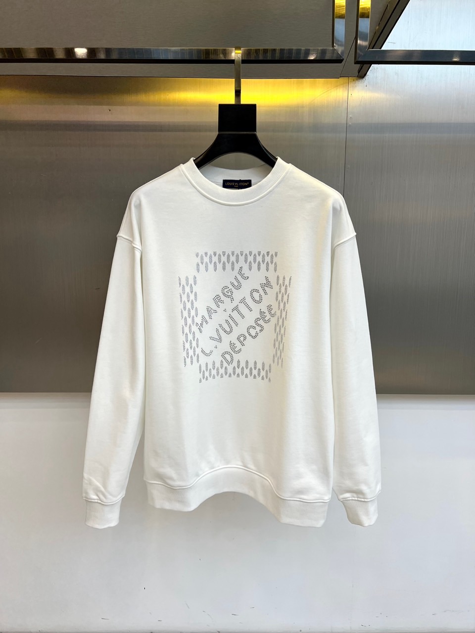 NO:656089,1v Vuitton, the new sweatshirt for autumn and winter 2025, interprets the new classic casual style with a loose round neck silhouette. The soft fabric gives all-weather comfort. Its core design lies in the unique logo layout on the front with the artistic 'MARQUE L. VUITTON'  The letters 'DPOSE' are arranged obliquely and surrounded by delicate dot-like borders, cleverly deconstructing and reshaping the brand's classic symbols, highlighting modern creativity. The pure white base is extremely versatile. Whether it is paired with jeans or casual pants, it can easily create a street-level and high-end look.  The high-quality autumn and winter style is a fashion statement that can be integrated into daily life. 48-56 (173,143 pounds, upper body size 50, can wear up to 220 pounds),, hoodie, sweatshirts, jeans, alexander  wang198609091v威登、2025秋冬新品卫衣,以宽松圆领廓形诠释经典休闲新风尚.柔软面料赋予全天候舒适体验.其核心设计在于正面独特的标识排版艺术化的“MARQUE L. VUITTON DPOSE”字母倾斜排列,并以精巧的点状边框环绕,巧妙解构并重塑品牌经典符号,彰显摩登创意.纯净白色基底极尽百搭,无论是搭配牛仔裤或是休闲裤,皆能轻松塑造出兼具街头感与高级质感的秋冬造型,是融入日常的时尚宣言.48-56（173,143斤上身50码,最大可穿220斤）,,hoodie,sweatshirts,jeans,alexander wang,Men's clothing