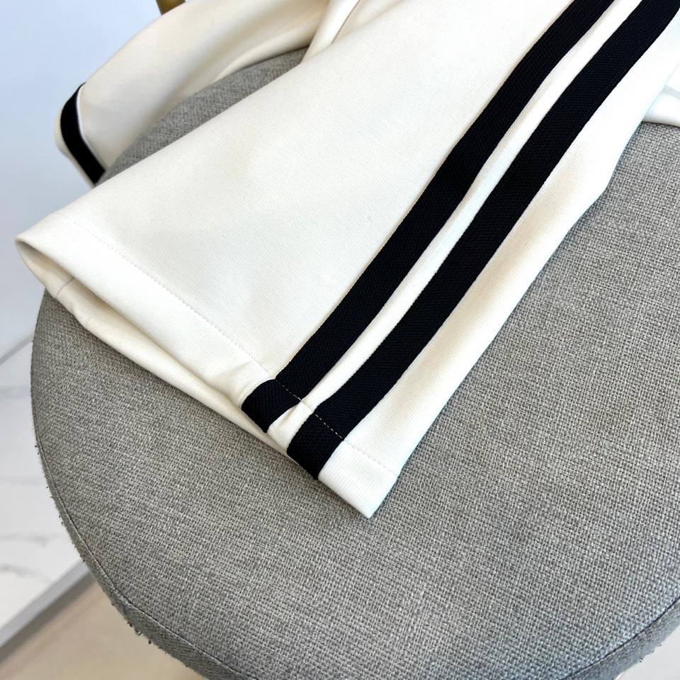 Given纪梵希、2025秋冬新品男士休闲裤，侧边装饰经典黑色条纹，从裤腰延伸至裤脚，形成流畅的视觉线条