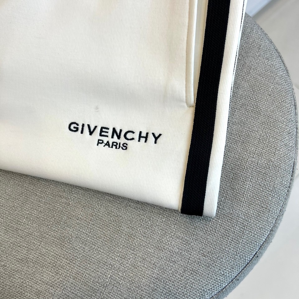 Given纪梵希、2025秋冬新品男士休闲裤，侧边装饰经典黑色条纹，从裤腰延伸至裤脚，形成流畅的视觉线条