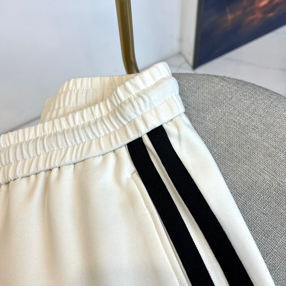 Given纪梵希、2025秋冬新品男士休闲裤，侧边装饰经典黑色条纹，从裤腰延伸至裤脚，形成流畅的视觉线条