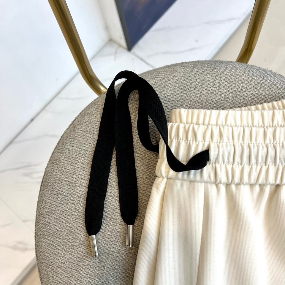 Given纪梵希、2025秋冬新品男士休闲裤，侧边装饰经典黑色条纹，从裤腰延伸至裤脚，形成流畅的视觉线条