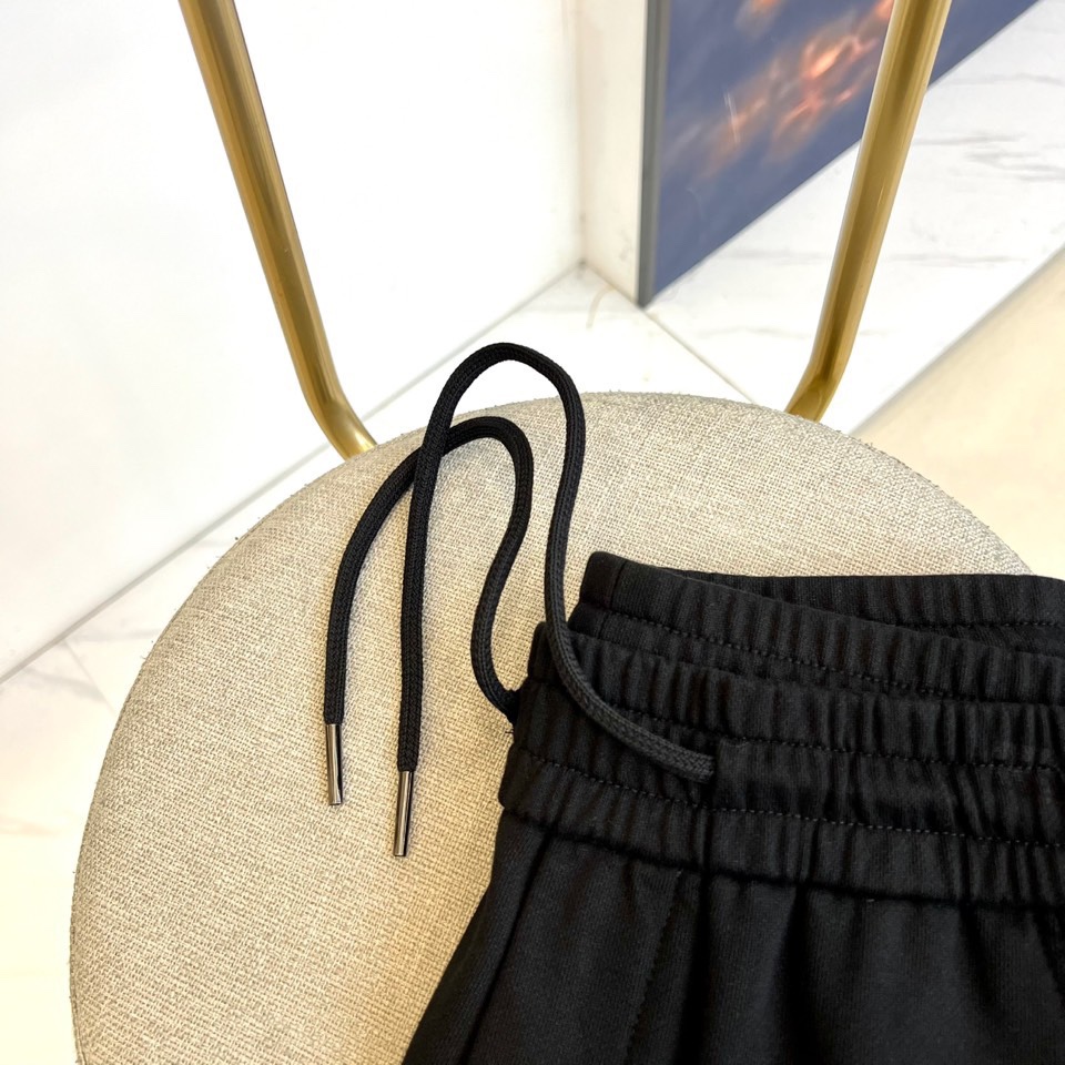 Dio迪奥、2025秋冬新品卡其色休闲裤，以宽松直筒廓形演绎现代休闲美学。腰部采用松紧腰头与抽绳双重设计