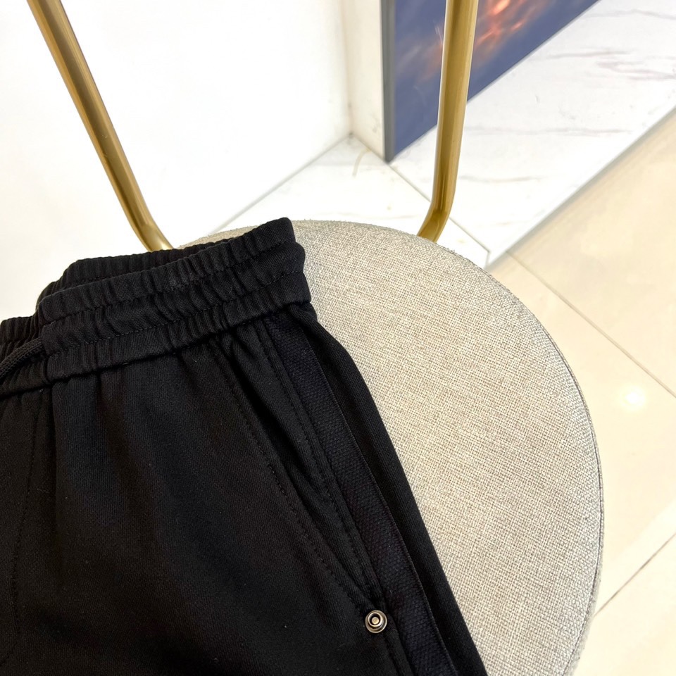 Dio迪奥、2025秋冬新品卡其色休闲裤，以宽松直筒廓形演绎现代休闲美学。腰部采用松紧腰头与抽绳双重设计