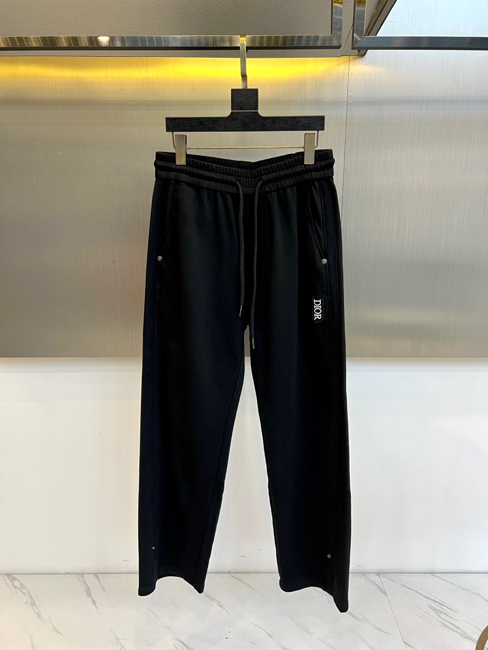 Dio迪奥、2025秋冬新品卡其色休闲裤，以宽松直筒廓形演绎现代休闲美学。腰部采用松紧腰头与抽绳双重设计